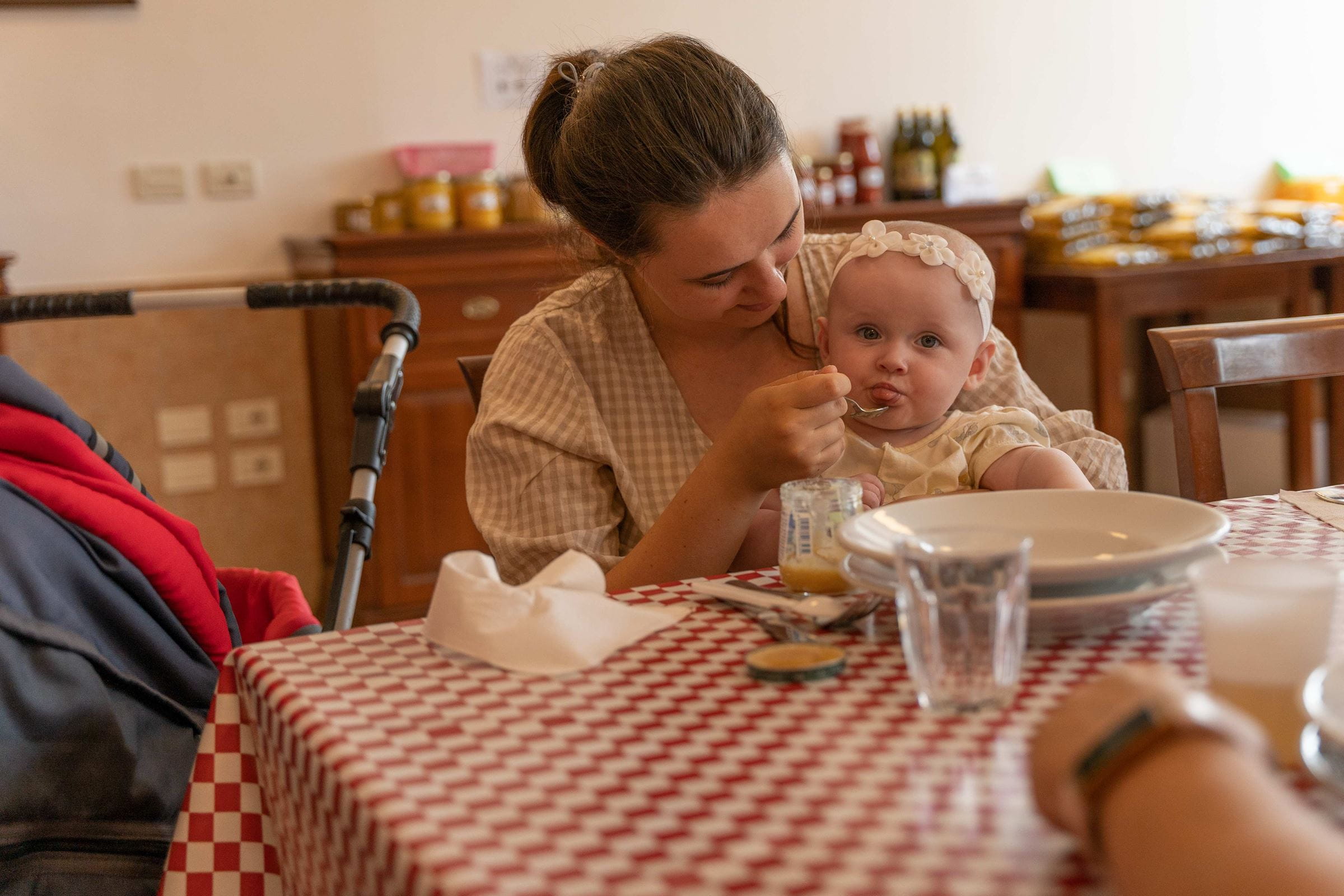 Mutter und Kind im Speisesaal des Klosters Snagov (Quelle: Christian Nusch)