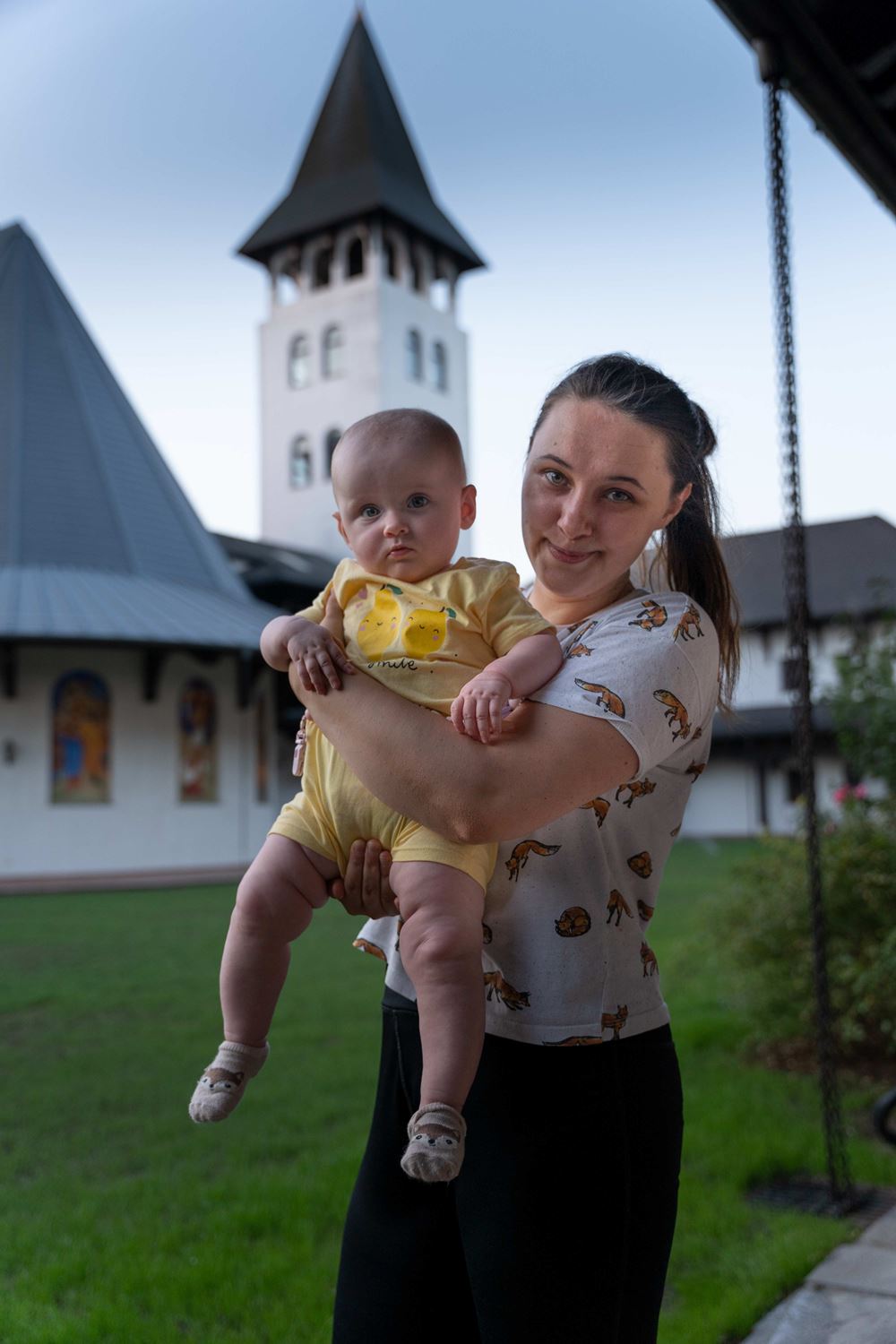 Tatjana und ihr Baby Nastia im Klosterhof in Snagov (Quelle: Christian Nusch) Tatjana und ihr Baby Nastia im Klosterhof in Snagov (Quelle: Christian Nusch)
