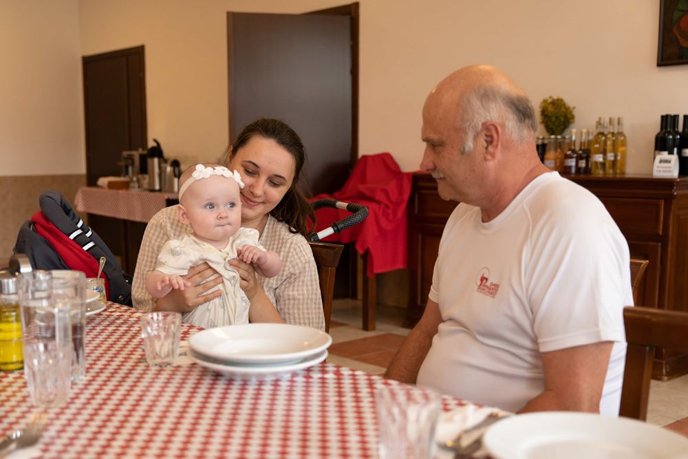 Alle lieben Nastia: im Speisesaal des Carmeliterklosters mit Pater Antonio (Quelle: Christian Nusch) Alle lieben Nastia: im Speisesaal des Carmeliterklosters mit Pater Antonio (Quelle: Christian Nusch)