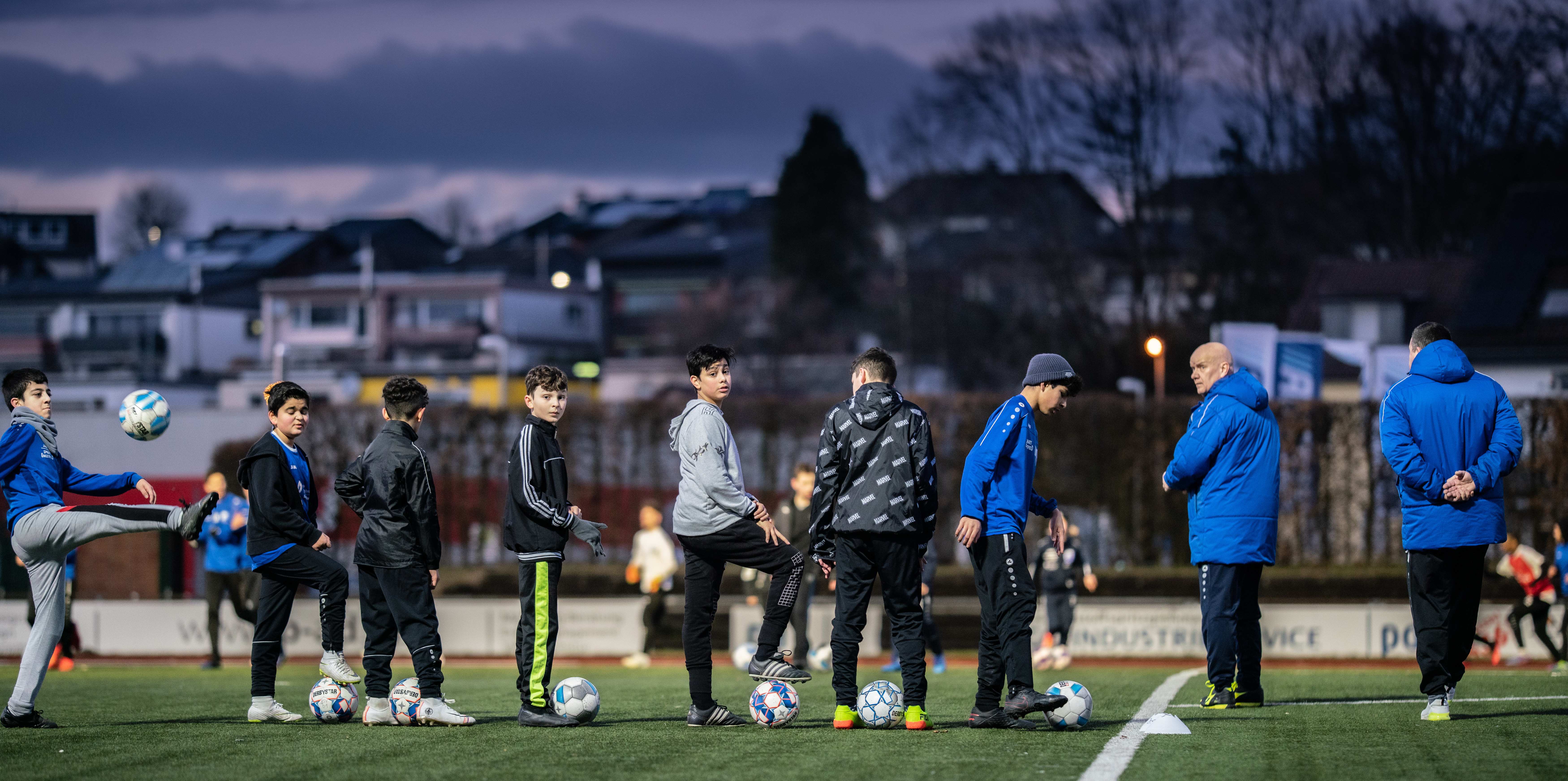 Kinder beim Training auf einem Fußballplatz Foto: Jakob Studnar