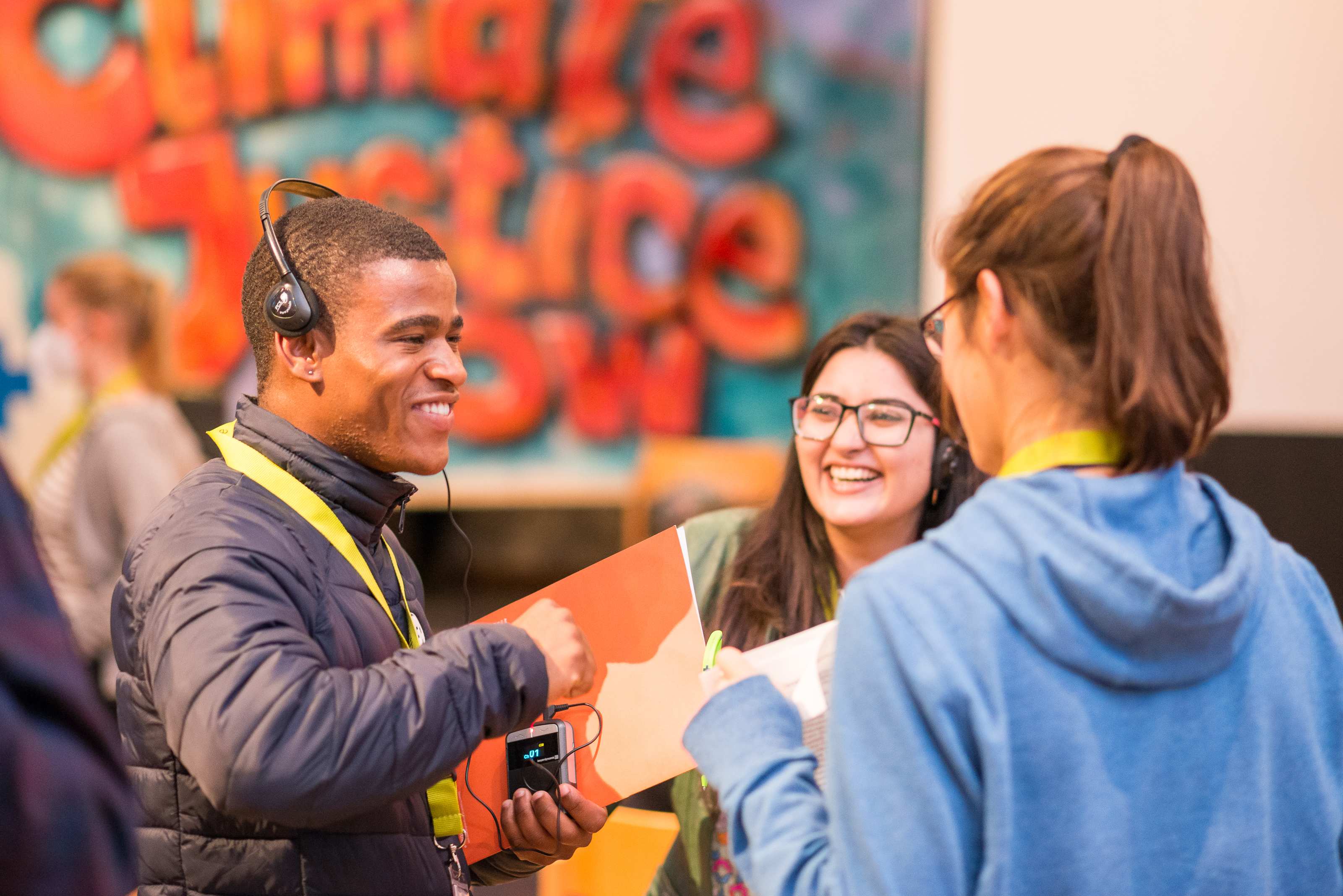 Jugendliche unterhalten sich bei der Jugendkonferenz 2022 Foto: Finn Schäfer