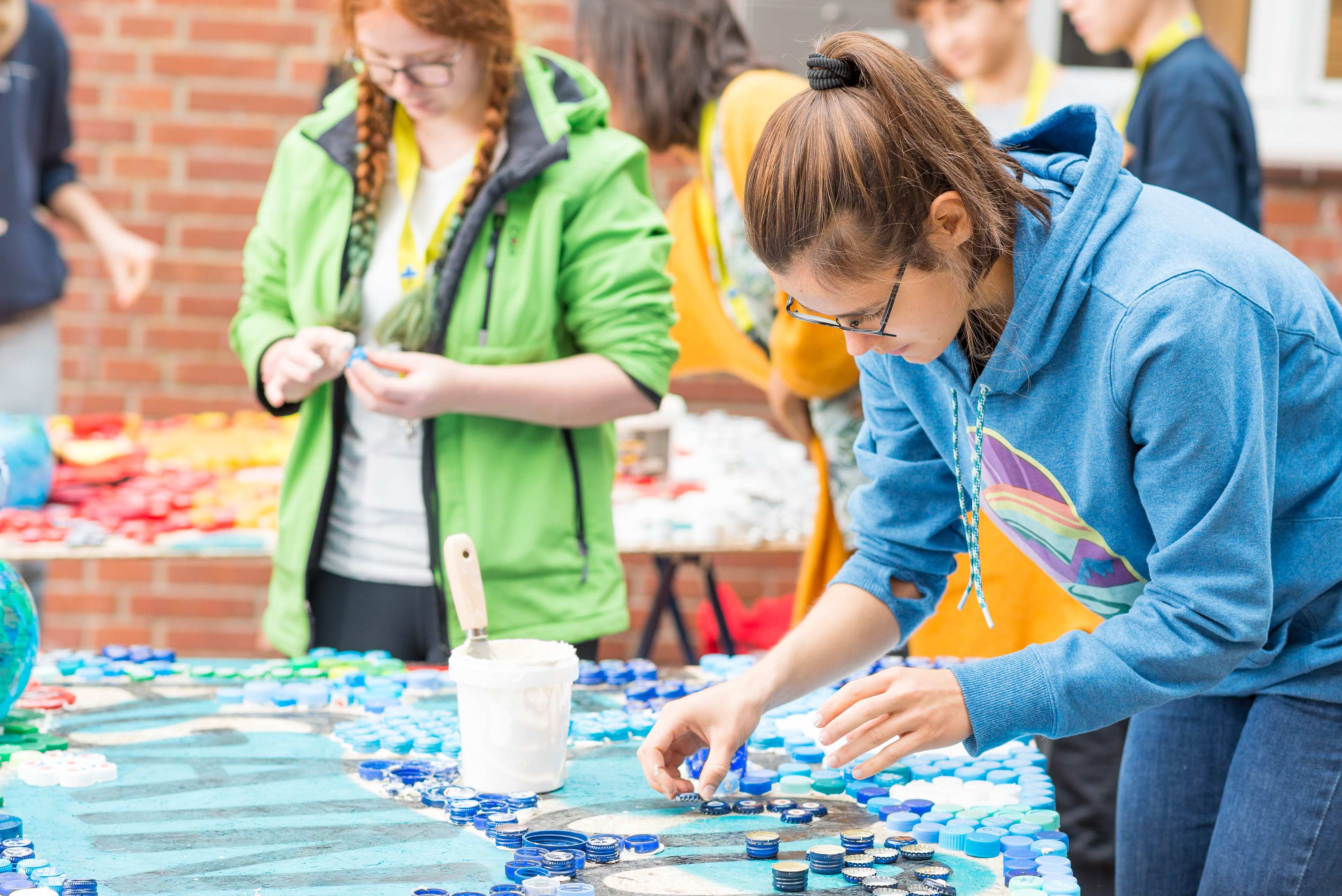 Jugendliche basteln bei der Jugendkonferenz 2022, Foto: Finn Schäfer