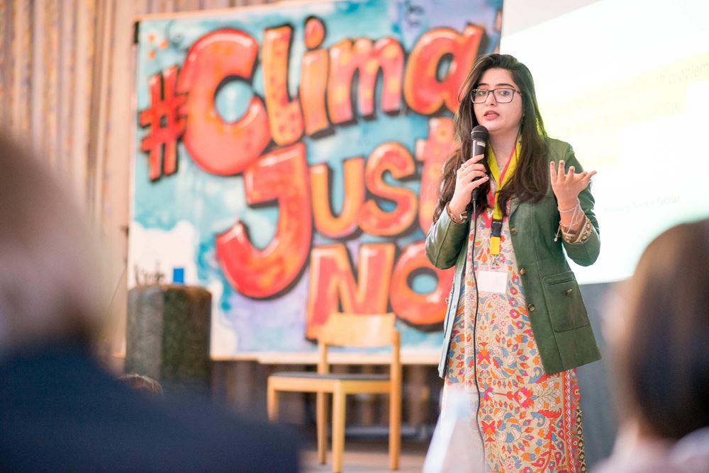 Ein Mädchen aus Pakistan hält einen Vortrag bei der Jugendkonferenz 2022, Foto: Finn Schäfer  Ein Mädchen aus Pakistan hält einen Vortrag bei der Jugendkonferenz 2022, Foto: Finn Schäfer