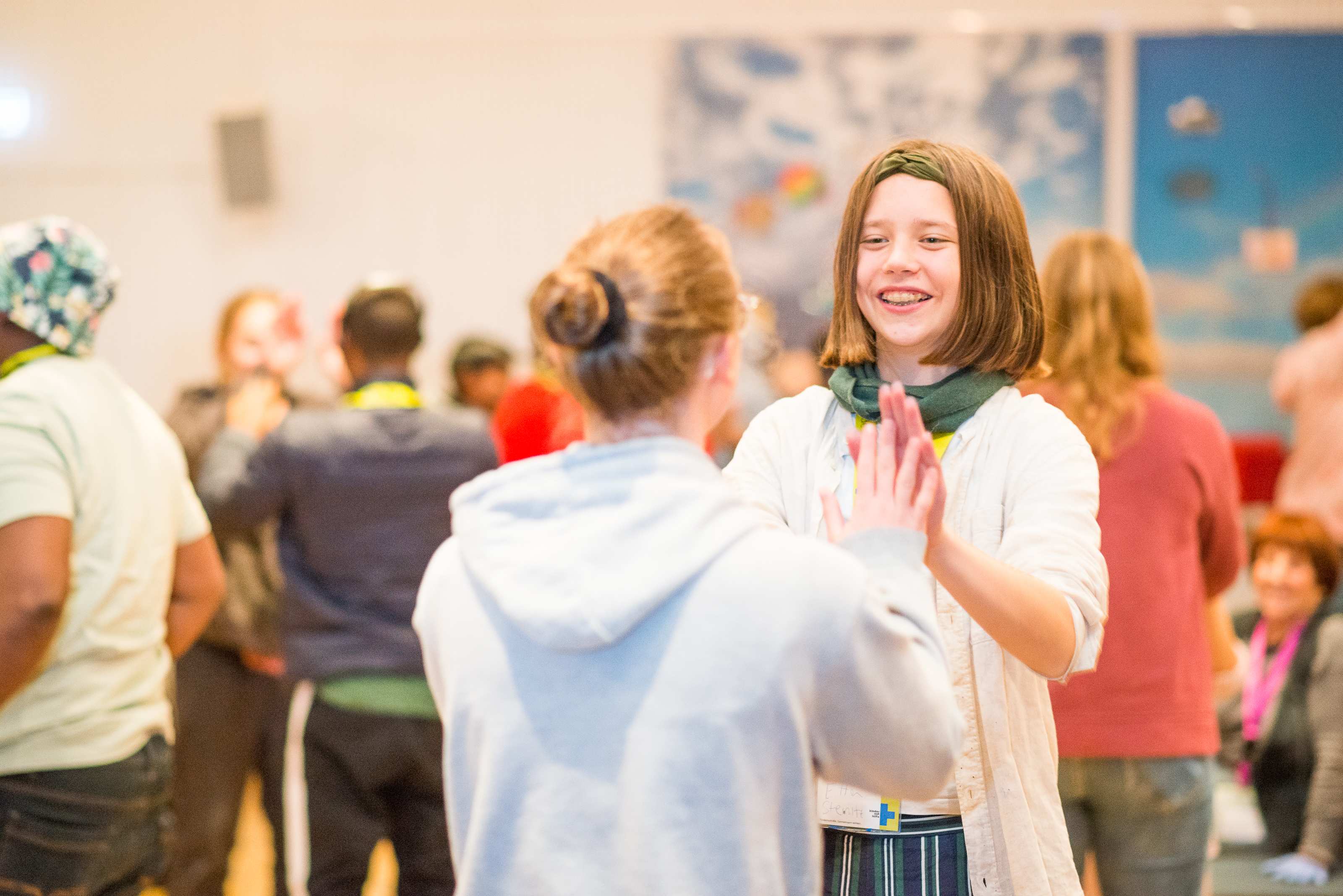 Jugendliche spielen zusammen ein Klatschspiel bei der Jugendkonferenz 2022, Foto: Finn Schäfer