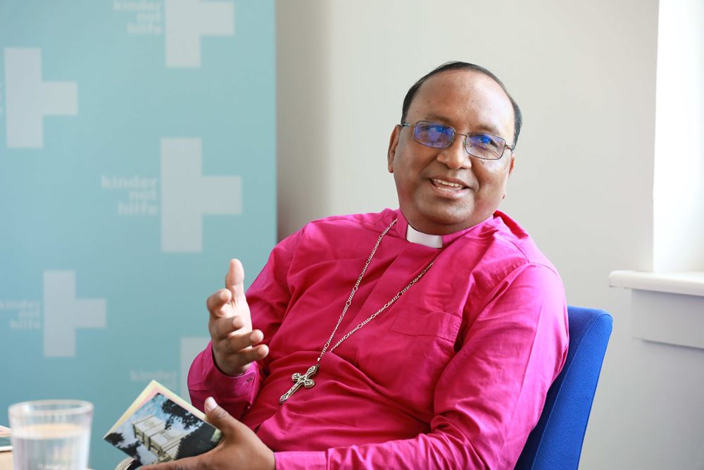 Bischof Samuel Sunil Mankhin, ein ehemaliges Kindernothilfe-Patenkind, aus Bangladesch in der Geschäftsstelle (Quelle: Ralf Krämer)