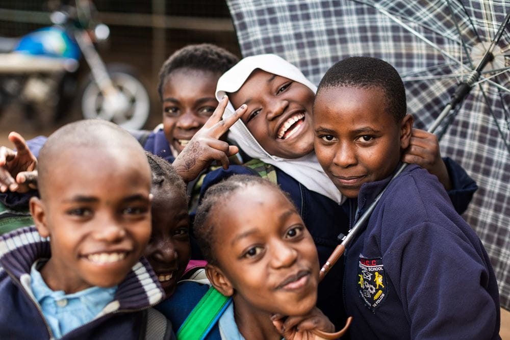Kenianische Kinder unter einem Regenschirm (Quelle: Lars Heidrich)