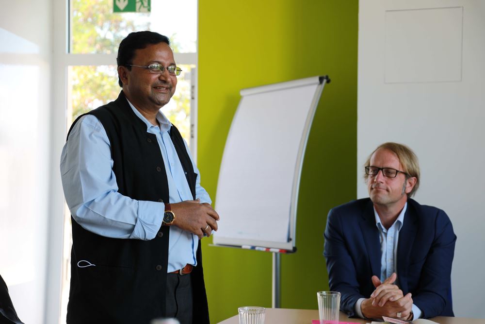 Reverend John Probhudan Hira aus Bangladesch in der Geschäftsstelle - rechts: Kindernothilfe-Vorstand Carsten Montag (Quelle: Ralf Krämer)