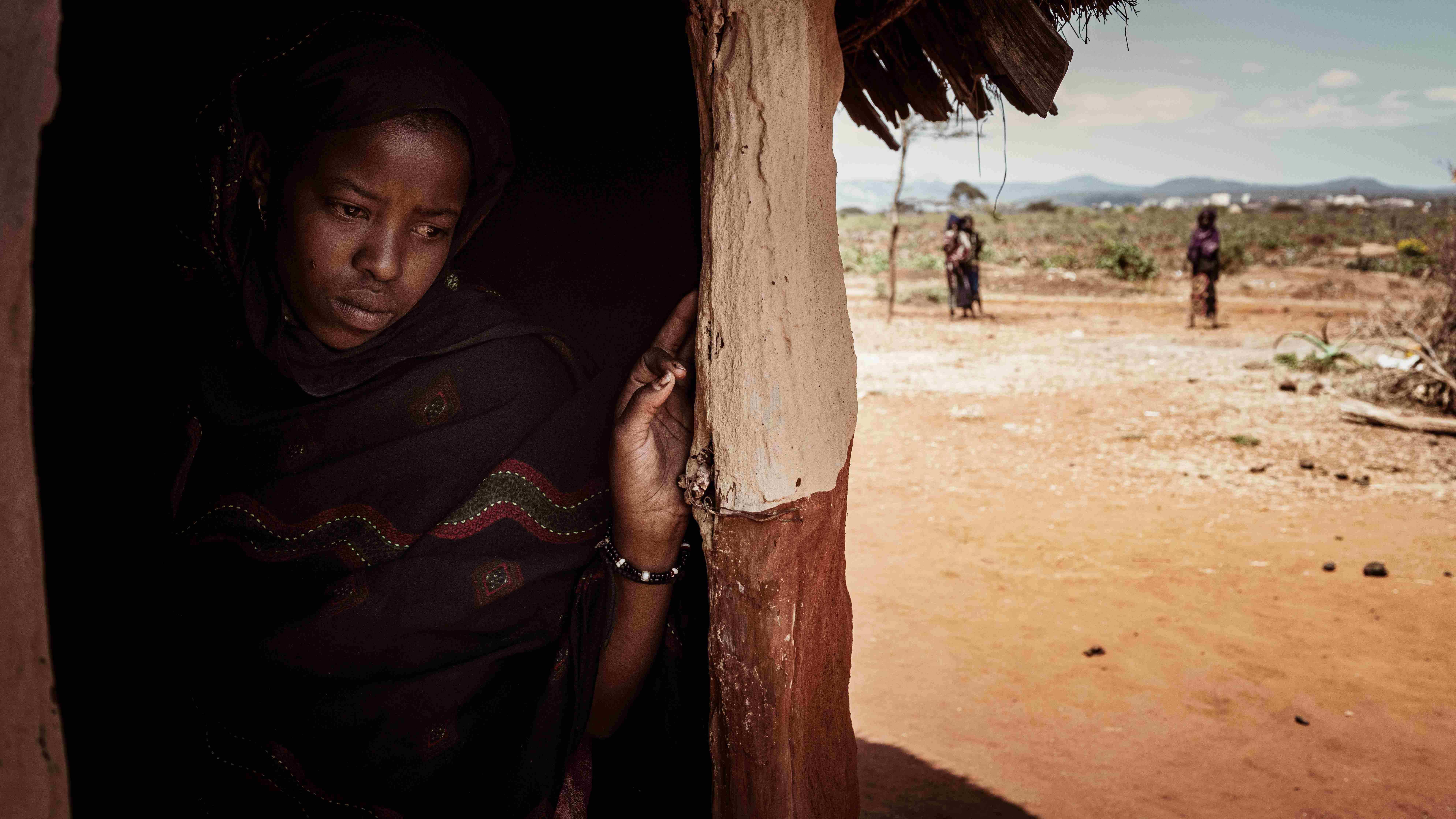 Mädchen in Äthiopien schaut nachdenklich, Foto: Jakob Studnar