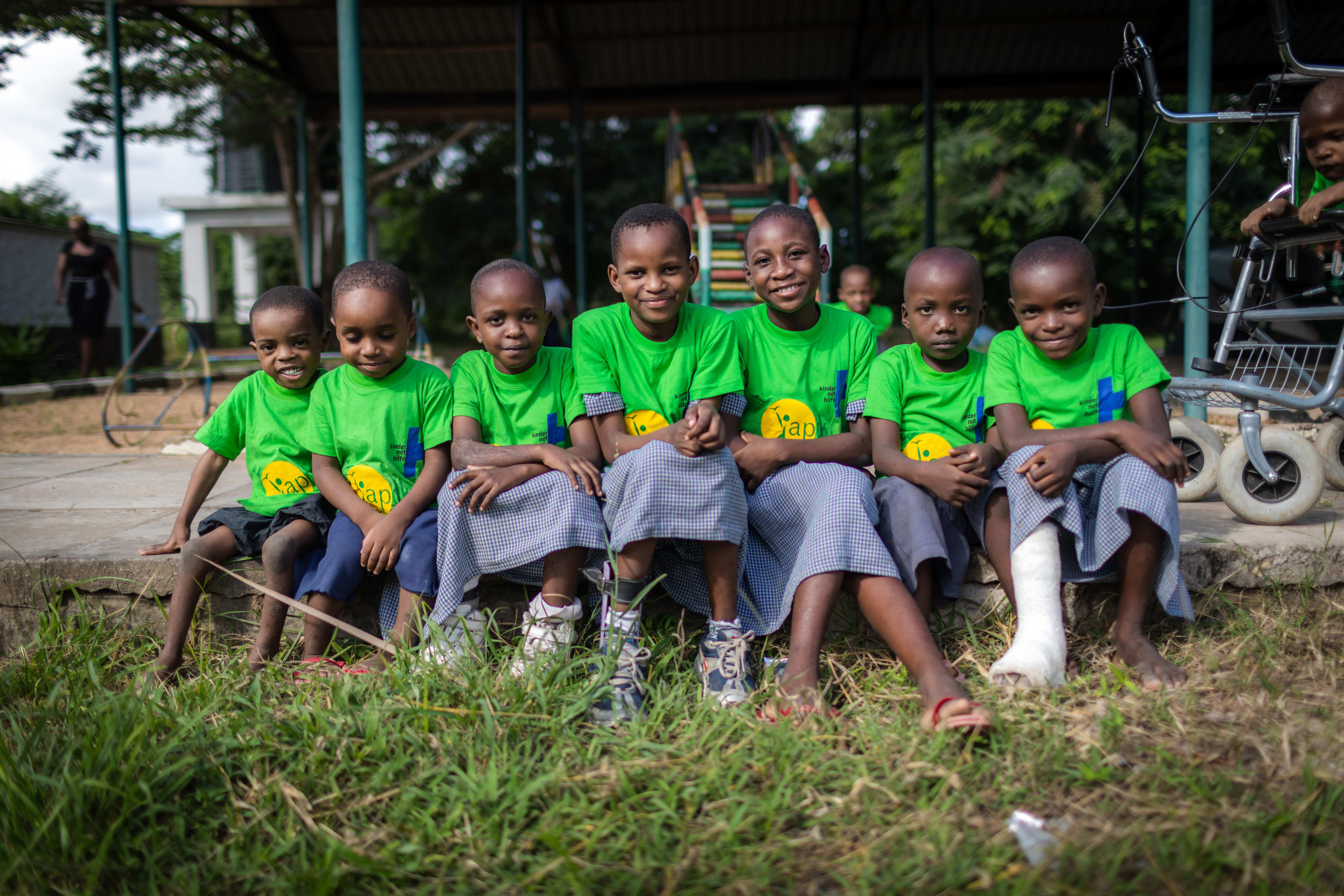 Kinder aus Mombasa Kenia sitzen in grünen Kindernothilfe-Shirts nebeneinander (Quelle: Lars Heidrich)