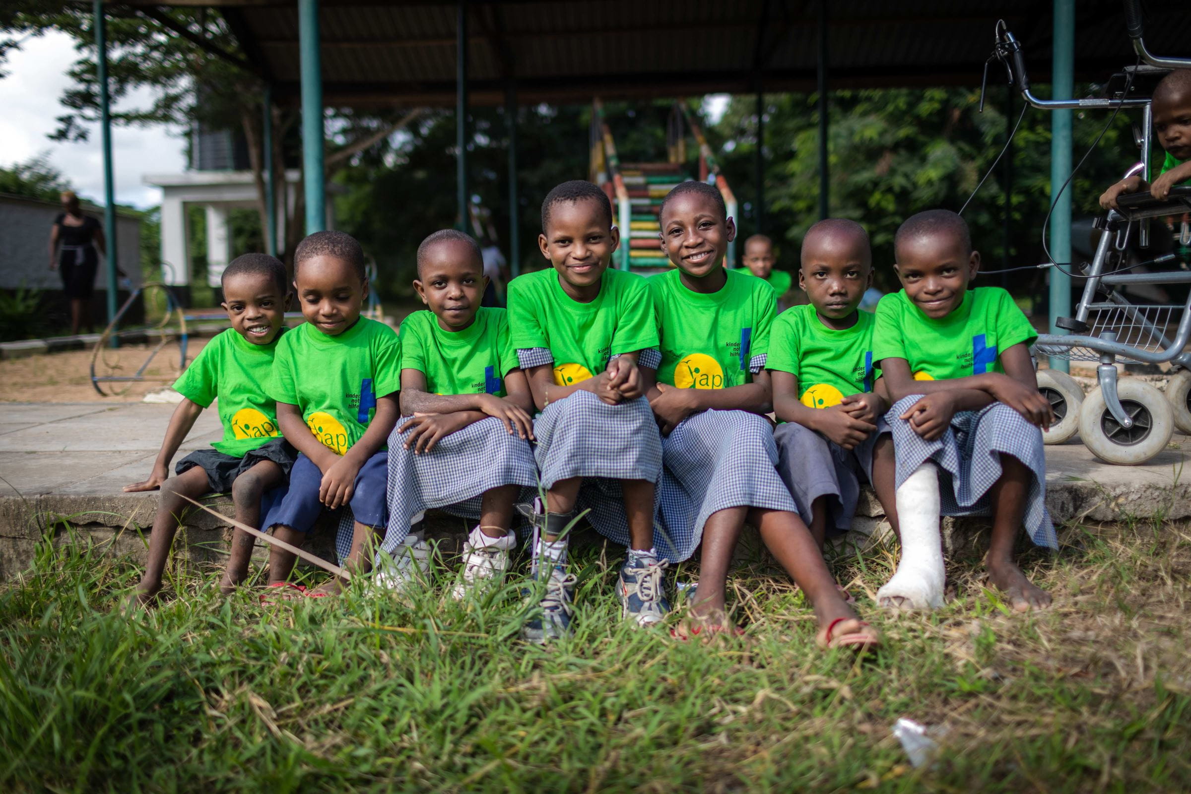 Kinder aus Mombasa Kenia sitzen in grünen Kindernothilfe-Shirts nebeneinander (Quelle: Lars Heidrich) Kinder aus Mombasa Kenia sitzen in grünen Kindernothilfe-Shirts nebeneinander (Quelle: Lars Heidrich)