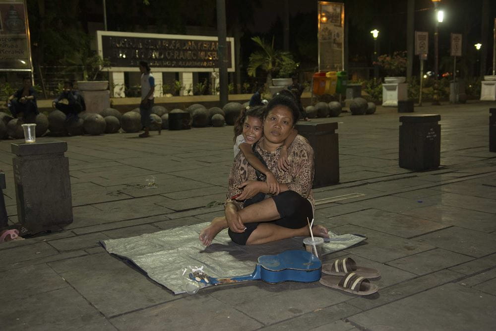 Auf dem Fatahillah-Platz in Jakarta versammeln sich nachts Straßenkinder und arbeitende Kinder, um durch Musik oder dem Verkaufen von Waren Geld zu verdienen. (Quelle: Christian Nusch)1/2016; Bilder sind für KNH-Puplikationen freigegeben.