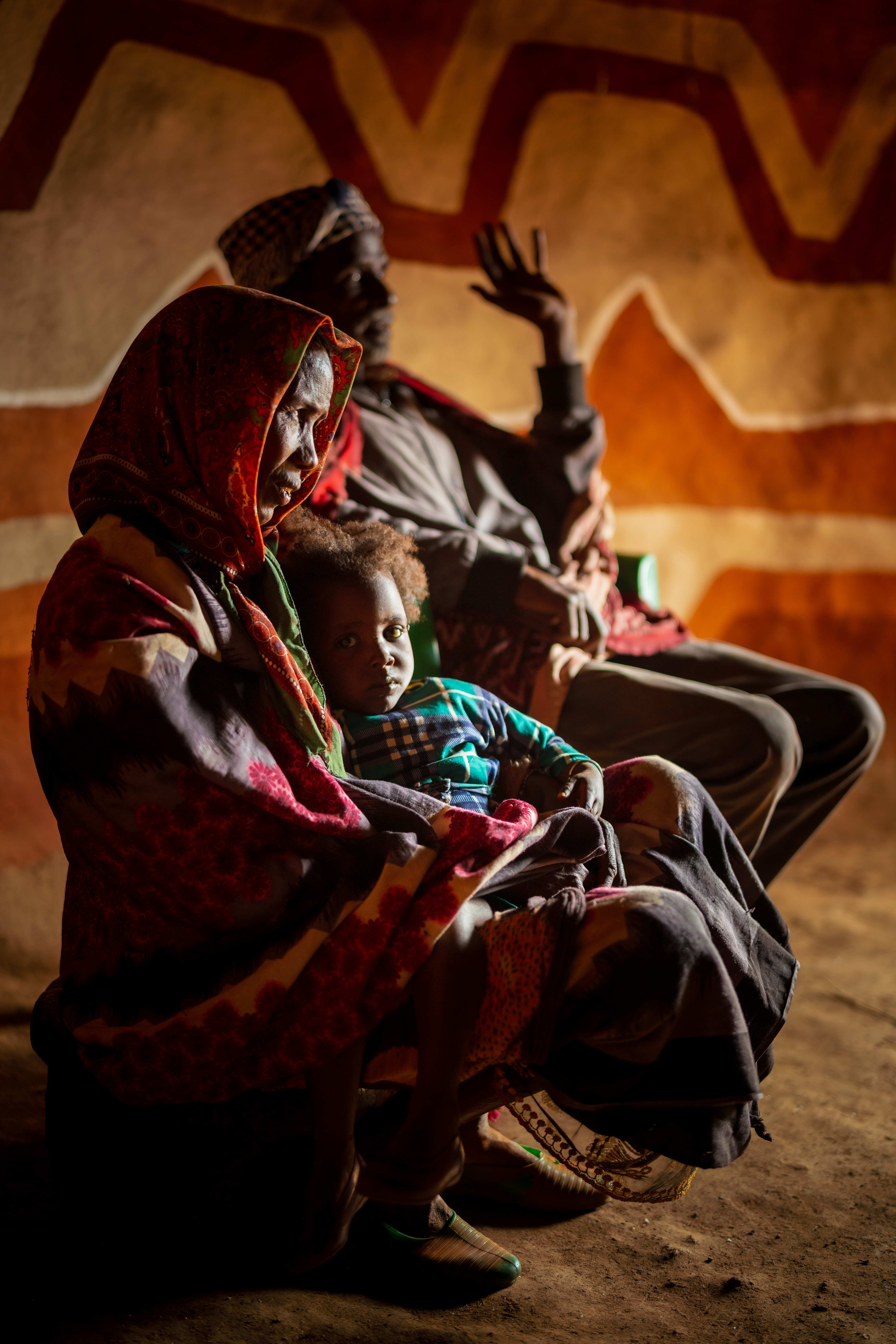 Äthiopien: Ein Kind sitzt auf dem Schoß seiner Mutter. (Quelle: Jakob Studnar)