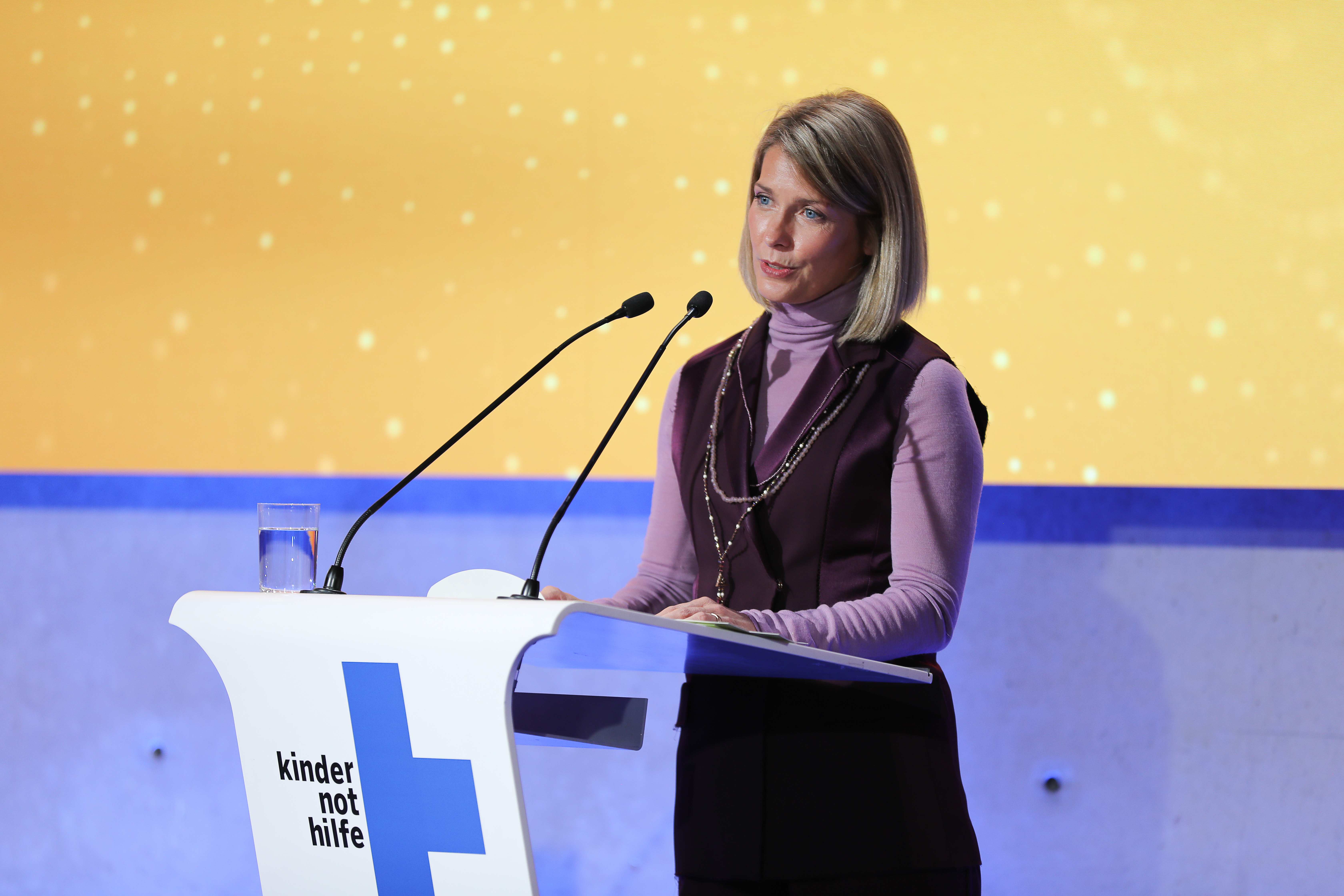 Medienpreis 2022, Valerie Niehaus auf der Bühne, Laudatio für Nicole Rosenbach, Foto: Kindernothilfe