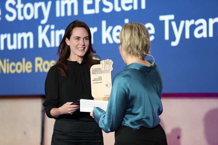 Medienpreis 2022. Journalistin Nicole Rosenbach (Platz 1) mit Sabine Heinrich, Foto: Kindernothilfe
