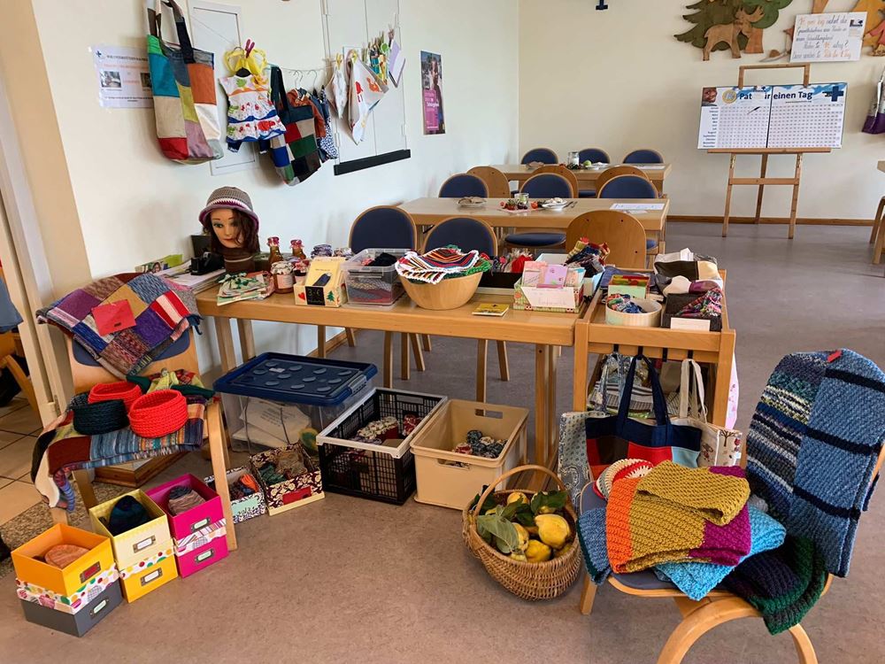 Koblenz: Beim Kartoffelfest bot der Arbeitskreis auch tolle selbst gebastelte und gestrickte Geschenkartikel an (Quelle: privat) Koblenz: Beim Kartoffelfest bot der Arbeitskreis auch tolle selbst gebastelte und gestrickte Geschenkartikel an (Quelle: privat)