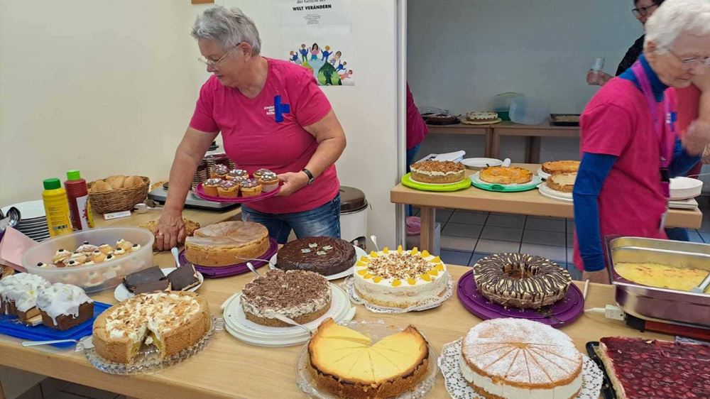 Koblenz: Frauen des Kindernothilfe-Arbeitskreises am Büfett (Quelle: privat) Koblenz: Frauen des Kindernothilfe-Arbeitskreises am Büfett (Quelle: privat)