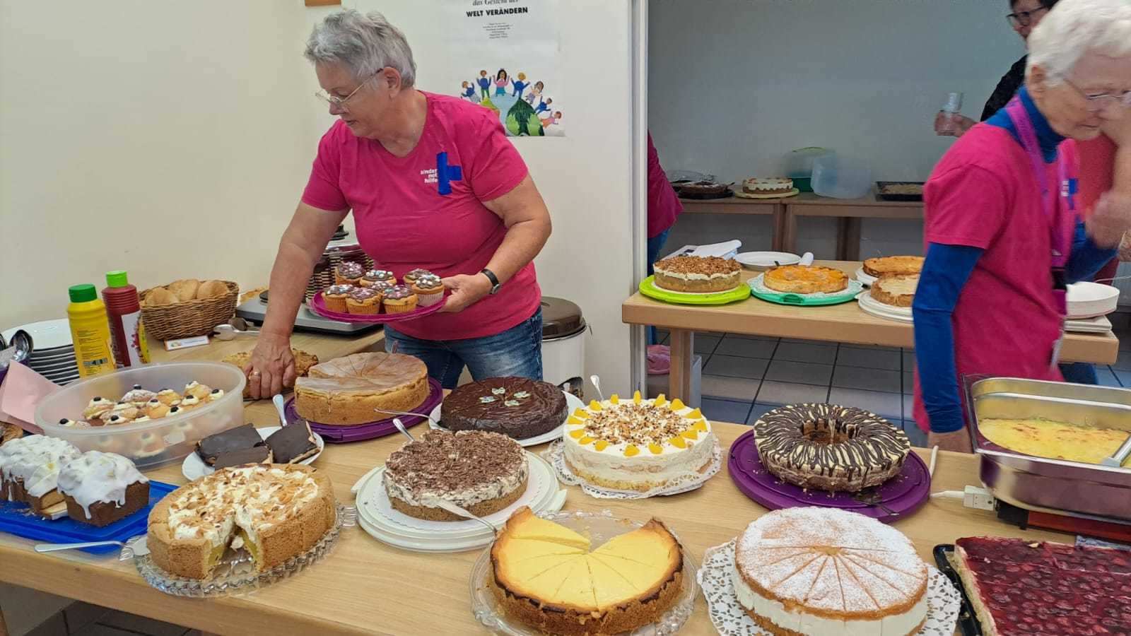 Koblenz: Frauen des Kindernothilfe-Arbeitskreises am Büfett (Quelle: privat) Koblenz: Frauen des Kindernothilfe-Arbeitskreises am Büfett (Quelle: privat)