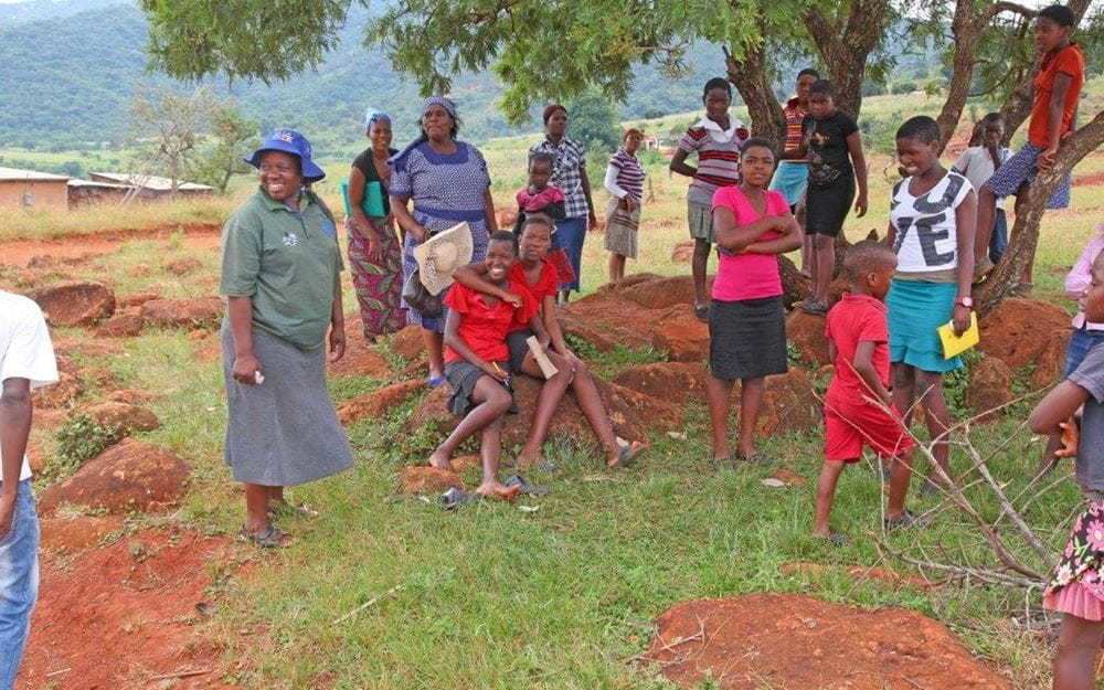 Gabsile (rechts mit gelbem Zettel) ist die charismatische Leiterin eines Kinderrechts-Clubs in Eswatini (Quelle: Ralf Krämer)