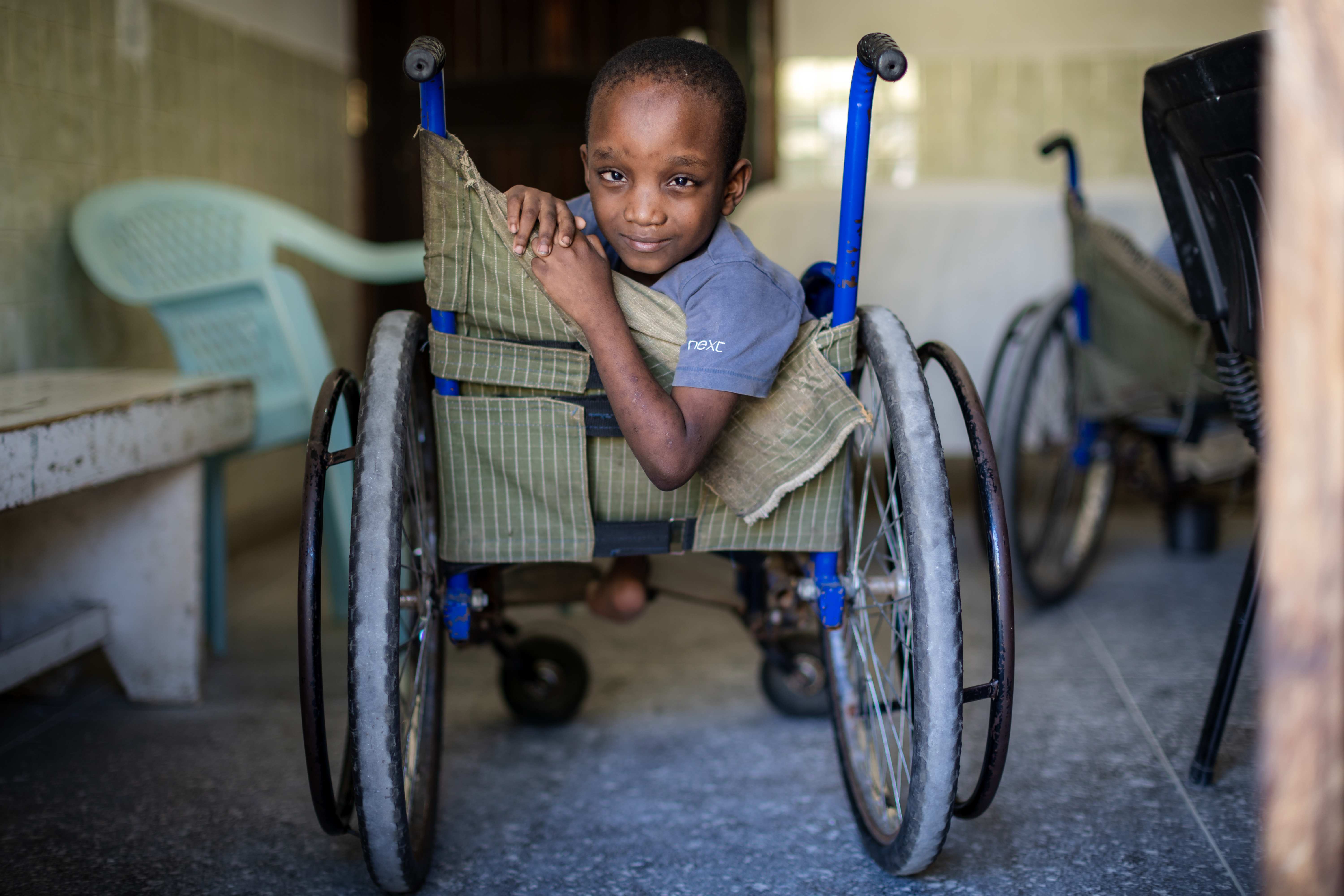 Ein Junge aus Kenia sitzt im Rollstuhl und befindet sich in einer Klinik in Mombasa. (Quelle:Kindernothilfe)
