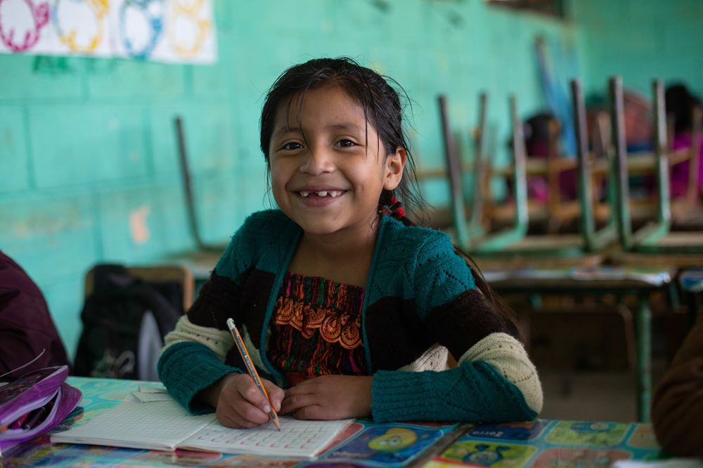 Ein Mädchen aus Guatemala sitzt in der Schule in de ersten Reihe und lernt. (Quelle: Jakob Studnar)