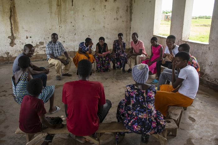 Jugendliche aus Malawi sitzen im Kreis bei einer Kinderratssitzung (Quelle: Christian Nusch)