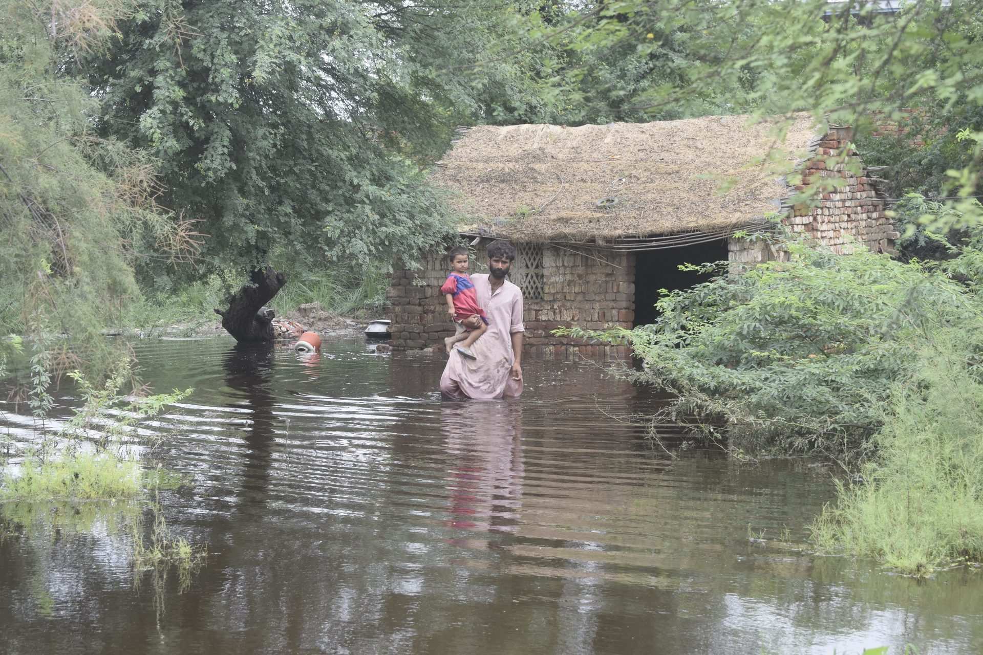 Ein Vater und sein Kind nach den Sturzfluten in Pakistan im Sommer 2022 (Quelle: Kindernothilfe-Partner)
