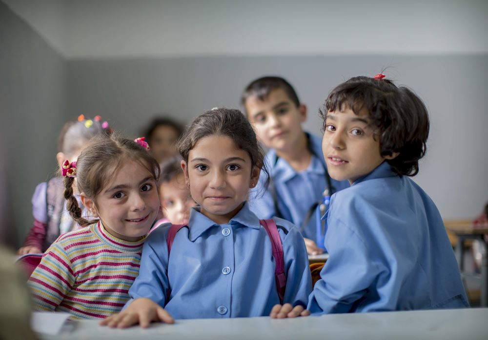 Drei Mädchen bei dem Besuch einer Schule im Libanon. (Quelle Jakob Studnar)