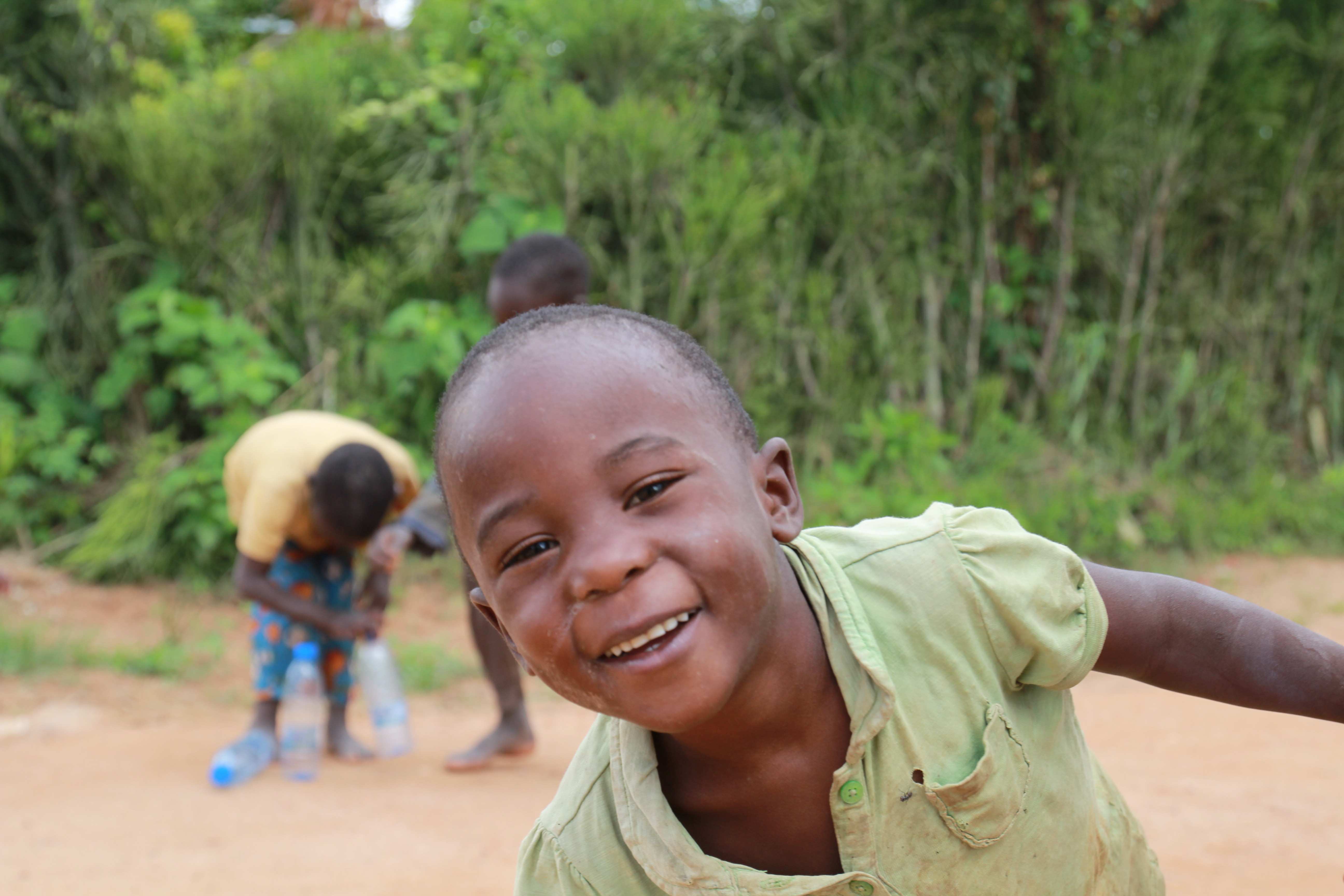 Ein lachender Junge strahl in die Kamera (Quelle: Kindernothilfe)
