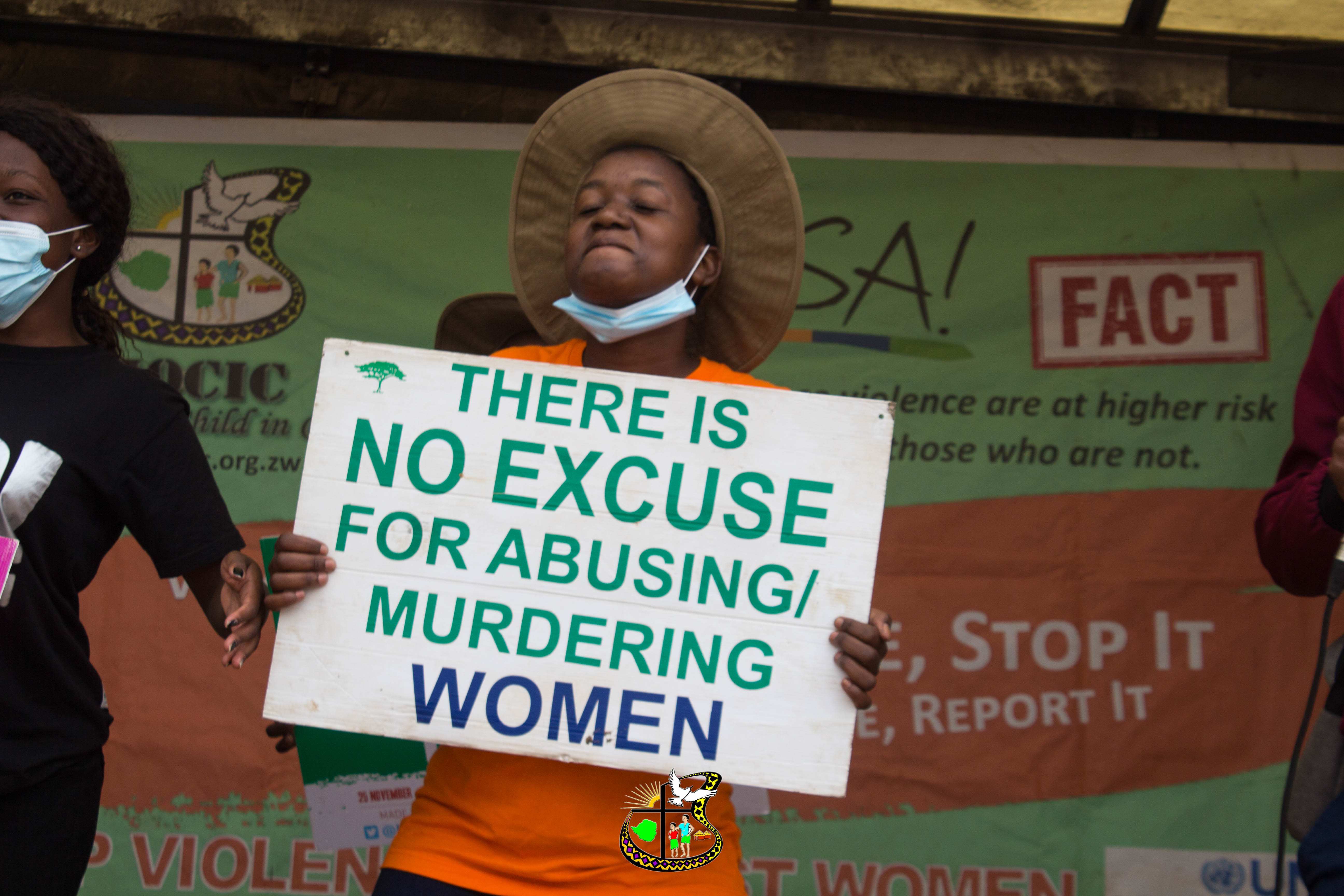 Mitarbeitende und Teilnehmende der Organisation HOCIC aus Simbabwe sind mit Plakaten auf die Straßen gegangen, um gegen die Gewalt an Frauen zu protestieren. Foto: Kindernothilfe-Partner