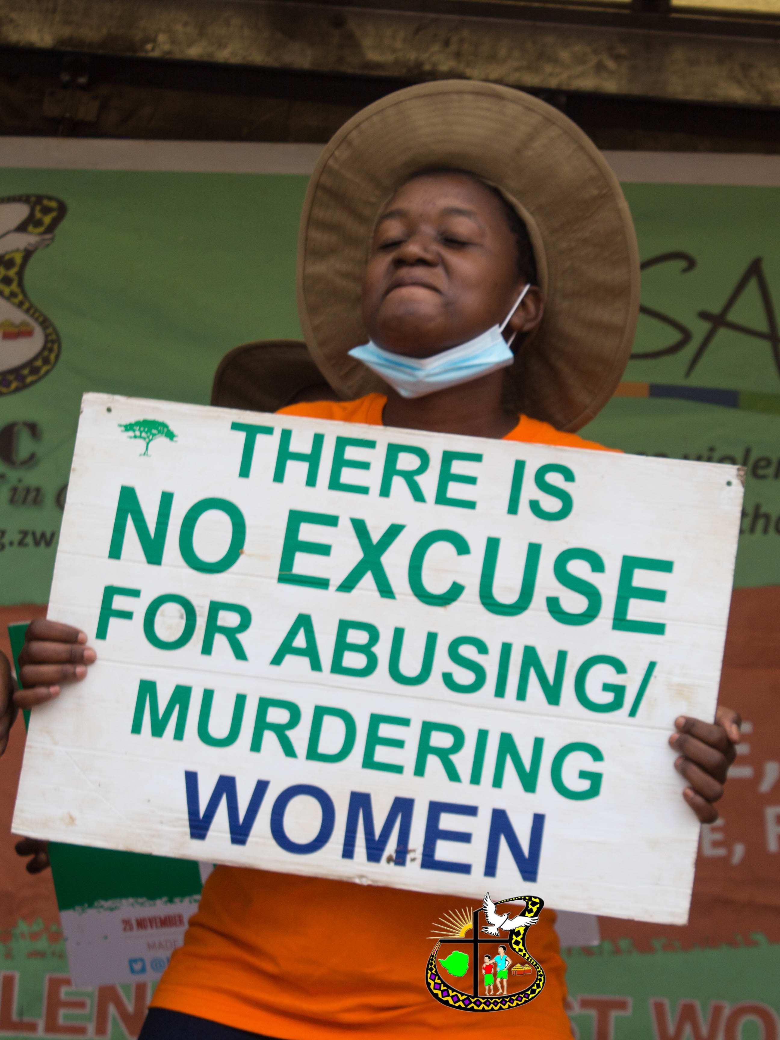 Mitarbeitende und Teilnehmende der Organisation HOCIC aus Simbabwe sind mit Plakaten auf die Straßen gegangen, um gegen die Gewalt an Frauen zu protestieren. Foto: Kindernothilfe-Partner