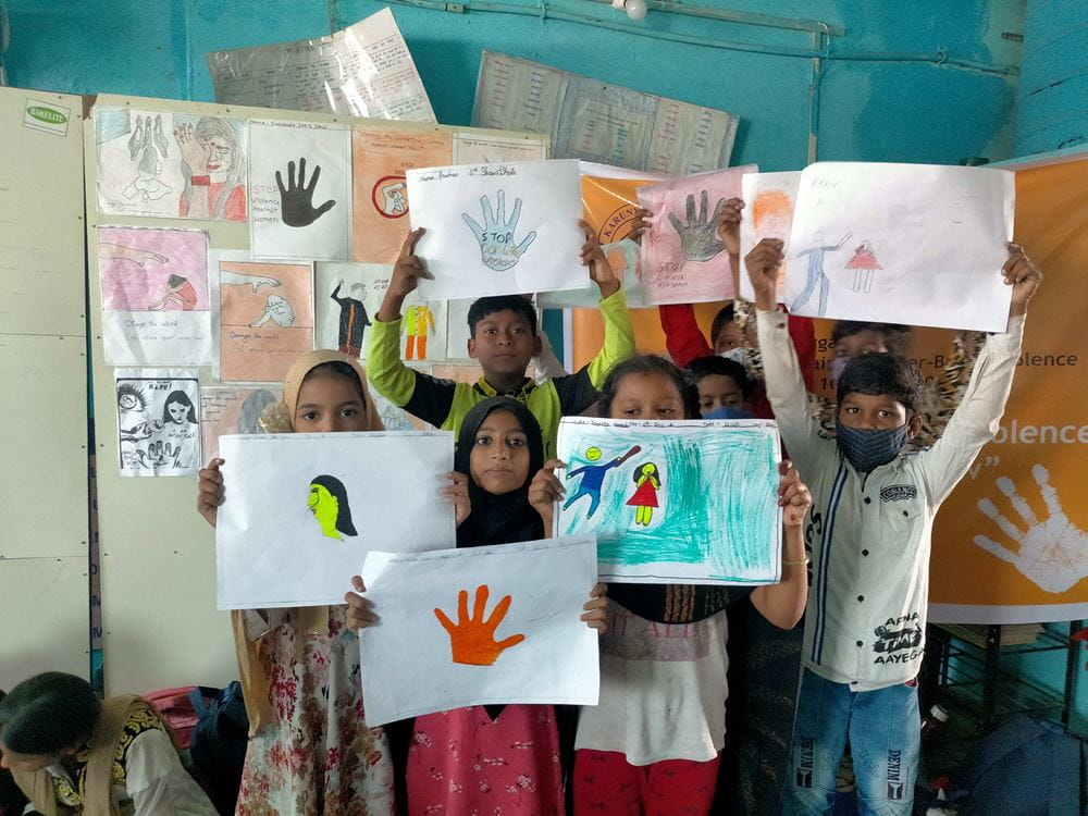 Einige Kinder haben Bilder gemalt und zeigen darauf, was sie unter Gewalt verstehen und, dass die Gewalt beendet werden muss. Foto: Kindernothilfe-Partner Kurunya Trust
