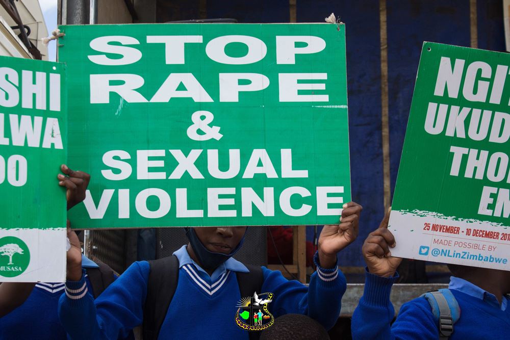Demonstration gegen geschlechtsbasierte Gewalt in Maphisa Simbabwe (Quelle: Kindernothilfe-Partner)