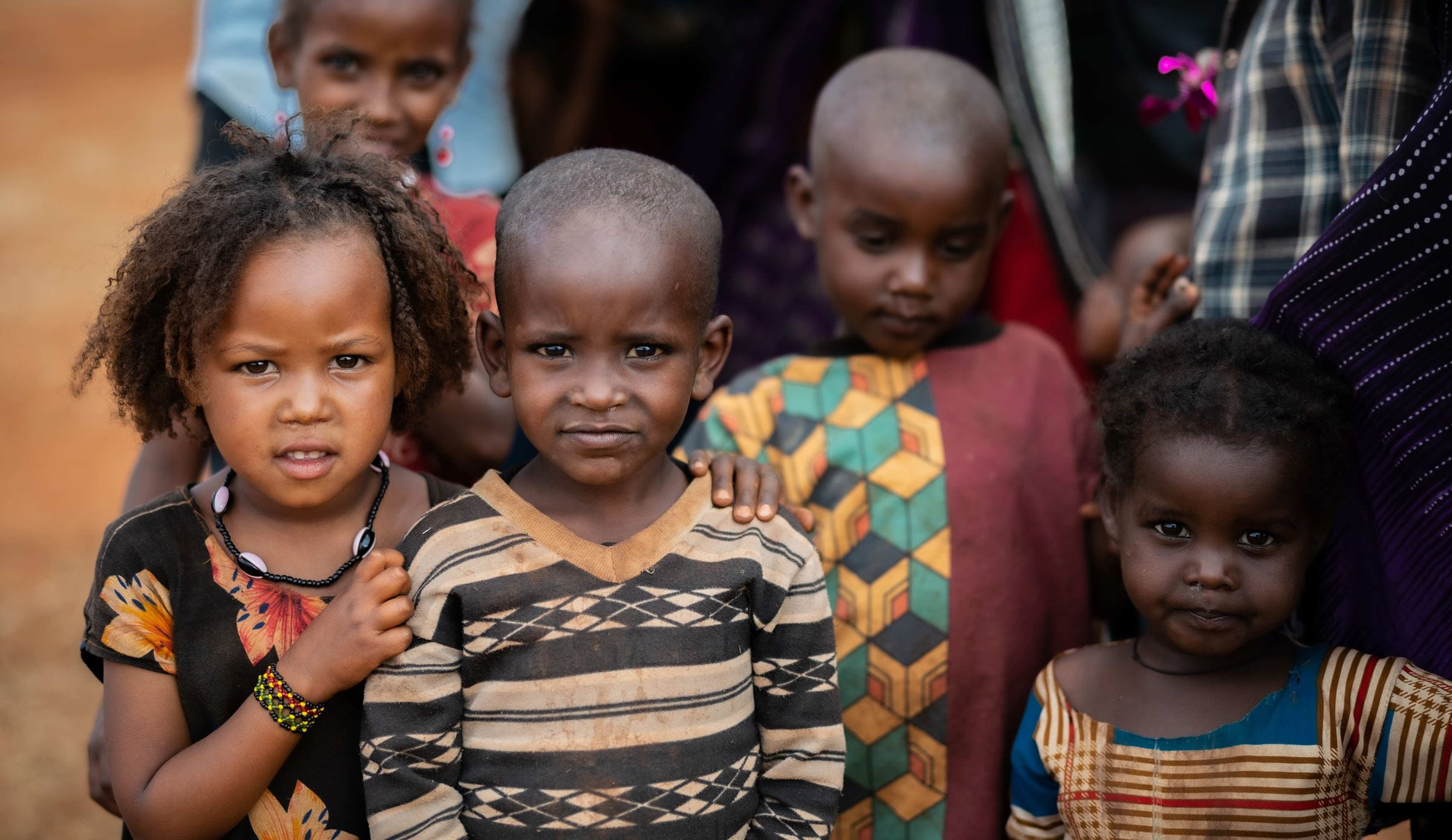 Eine Gruppe kleiner Kinder aus Äthiopien (Quelle: Jakob Studnar)