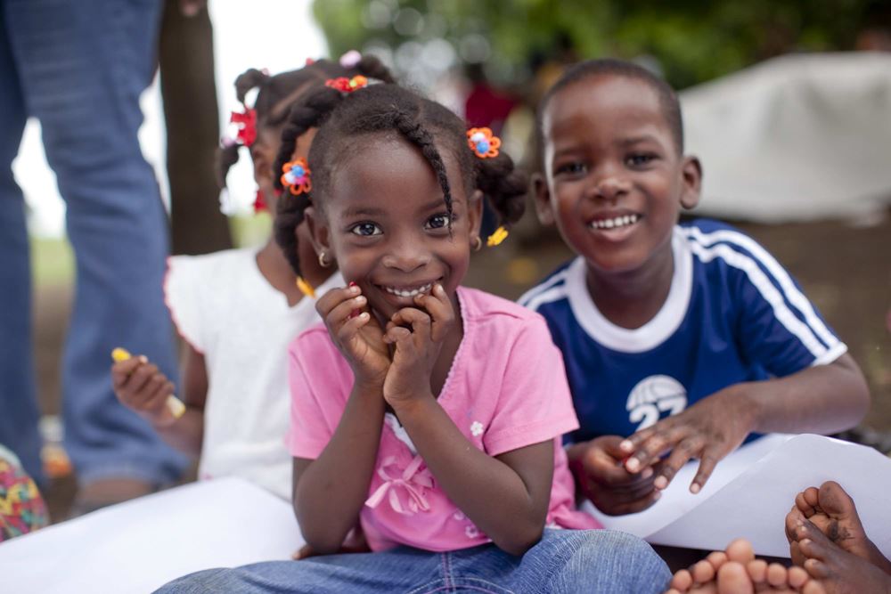 Zwei Kinder aus Haiti lächeln in die Kamera. (Quelle: Jakob Studnar)