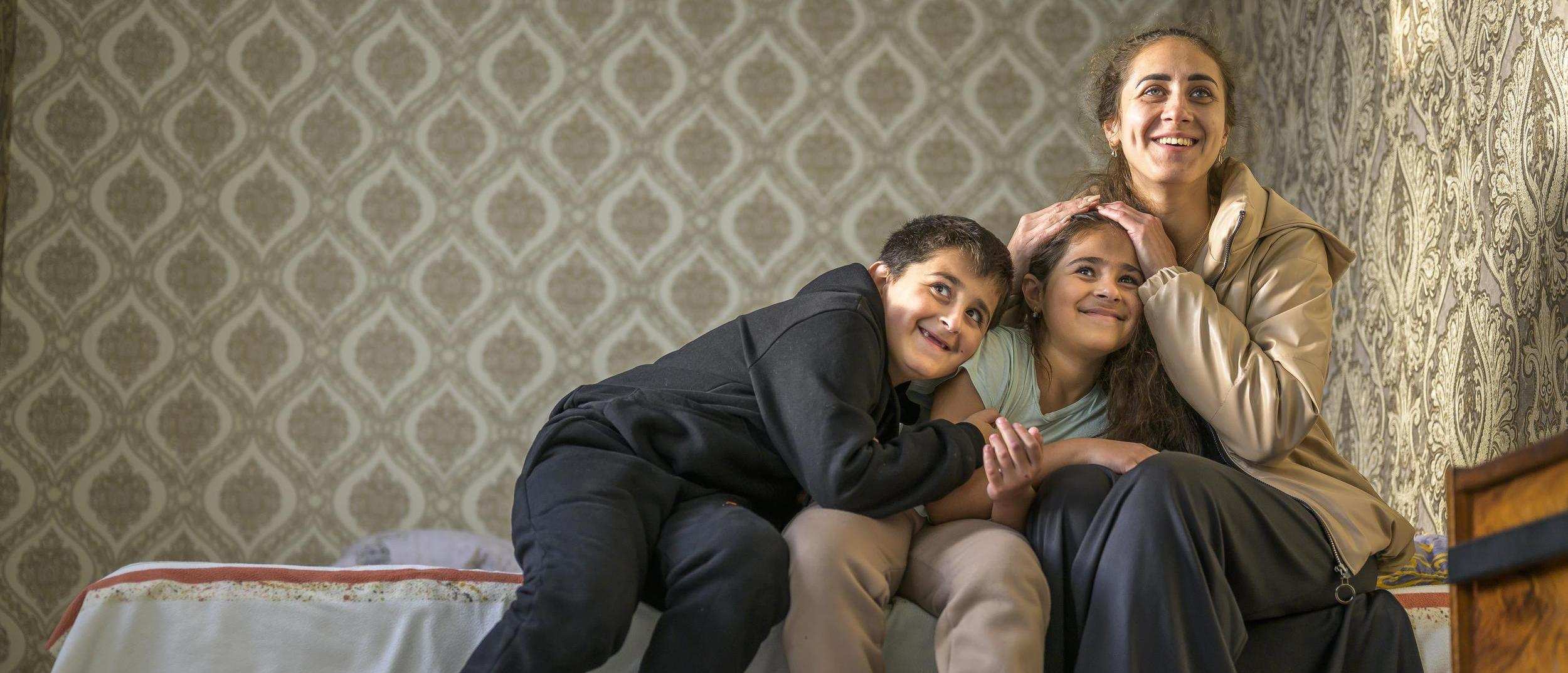 Flucht, Hilfe, Kindernothilfe, Krieg
WAZ Weihnachtsspenden-Aktion für ukrainische Flüchtlinge.Pressereise mit der Kindernothilfe nach Edinet am 8. November 2022 in Moldau. Im Bild: ukrainische Romafamilie Dascha, 8, und Bohdan,9, und Mutter Maria. Geschichte 2. Foto:Ralf Rottmann/ Funke Foto Services