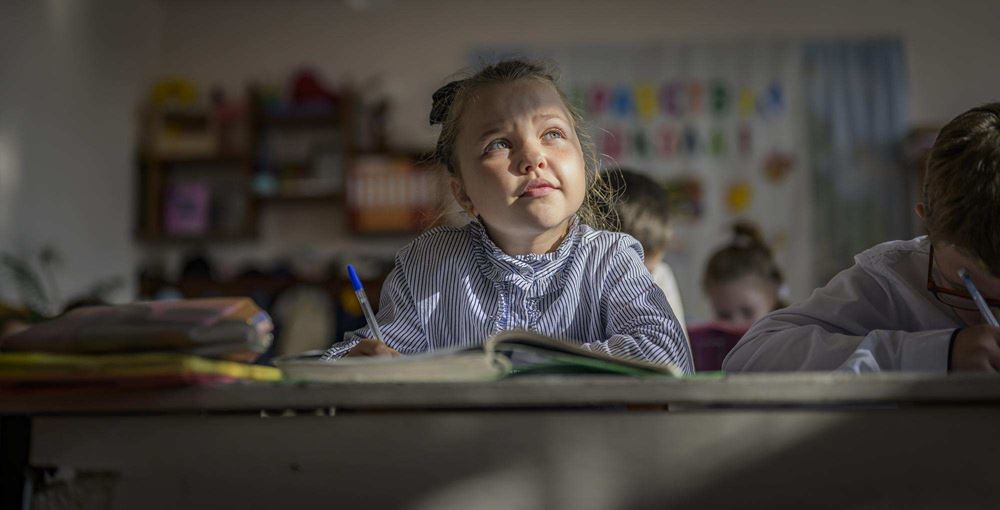 Die siebenjährige Alina aus Charkiw geht jetzt in Edineț, im ukrainischen Nachbarland Moldau, zur Schule. Sie vermisst ihren Papa, ihr Spielzeug und die sieben Katzen  (Quelle: Ralf Rottmann/Funke Foto Services)