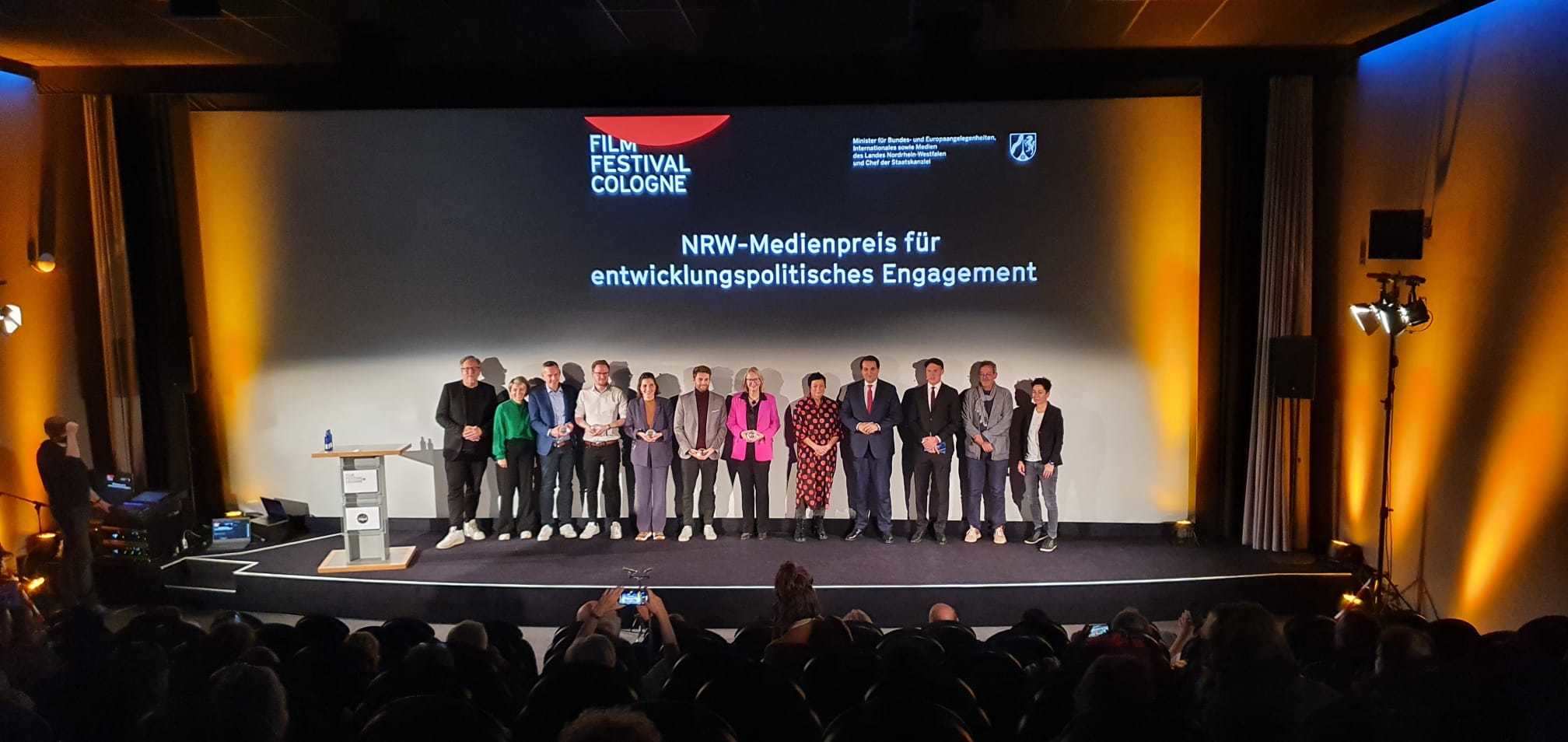 NRW-Medienpreis in Köln, Gamechanger Week 2021 gewinnt 2. Platz, mit Katrin Weidemann, GCW-Team, Sabine Heinrich, Locked Escapes und House of Yas (Quelle: Kindernothilfe)