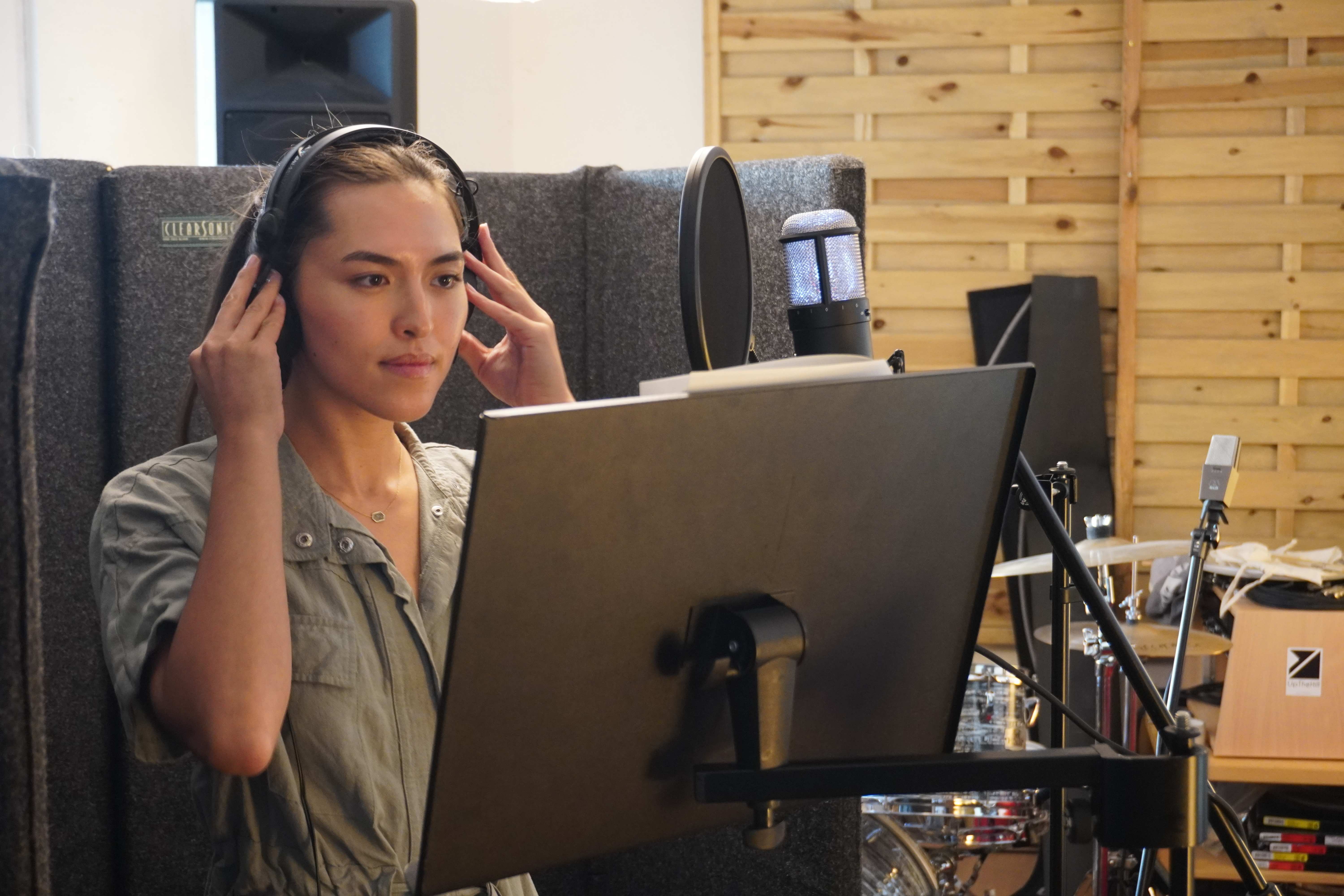 Gamechanger Week 2022: Shanti Tan im Aufnahmestudio für Stimme Indien-Spiel, August 2022 (Quelle: Kindernothilfe)