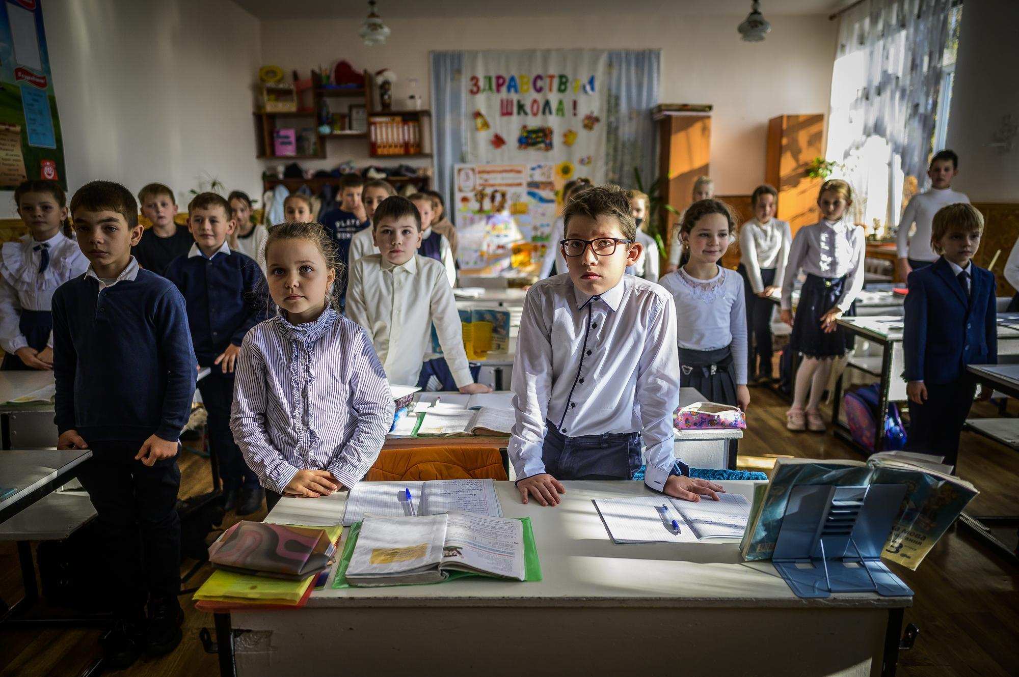 In der Klasse drei des Lyzeums sitzt Alina aus der Ukraine unter moldawischen und russischen Kindern ganz vorn (Quelle: Ralf Rottmann/Funke Foto Services)