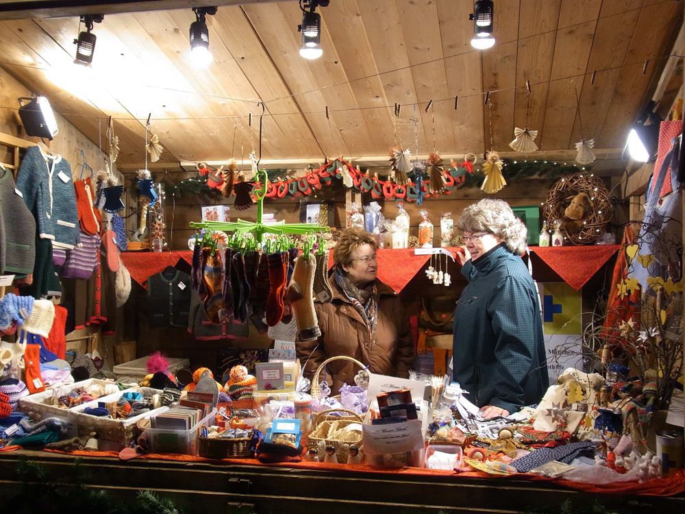Der Arbeitskreis München auf dem Weihnachtsmarkt (Quelle: privat) Der Arbeitskreis München auf dem Weihnachtsmarkt (Quelle: privat)