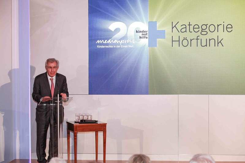 Laudator Ruprecht Eser bei der Kindernothilfe-Medienpreisverleihung 2018 im Schloss Bellevue (Quelle: Ralf Krämer) Laudator Ruprecht Eser bei der Kindernothilfe-Medienpreisverleihung 2018 im Schloss Bellevue (Quelle: Ralf Krämer)