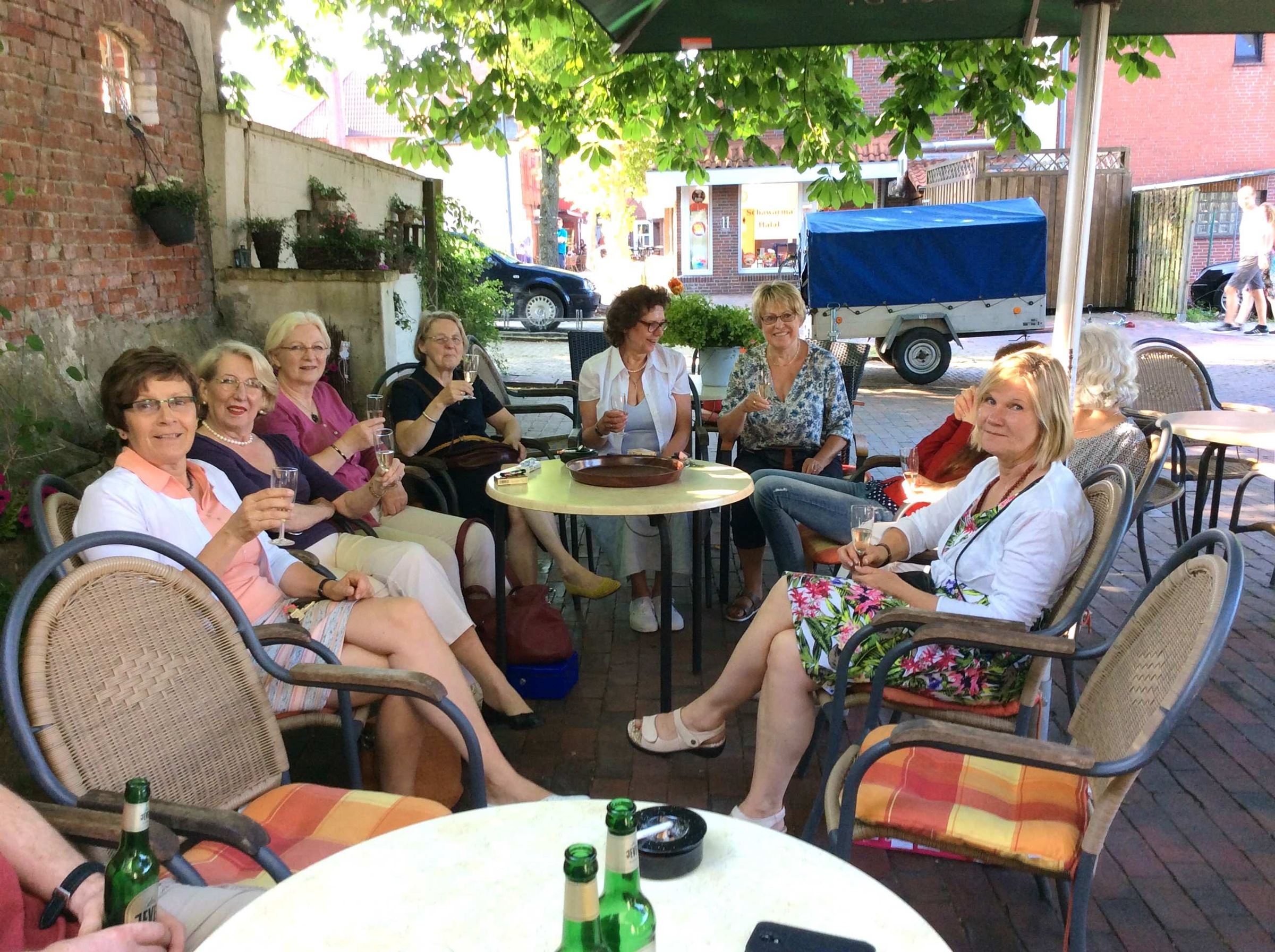 Aurich: Die engagierte Frauengruppe Alchemilla; 2. v. l.: Marie-Louise Bähr (Quelle: privat) Aurich: Die engagierte Frauengruppe Alchemilla; 2. v. l.: Marie-Louise Bähr (Quelle: privat)