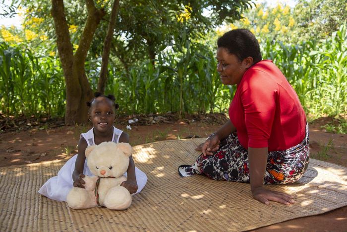 Ein Mädchen aus Malawi mit Teddybär im Arm sitzt mit ihrer Mutter auf einer Strohmatte. (Quelle: Christian Nusch) Ein Mädchen aus Malawi mit Teddybär im Arm sitzt mit ihrer Mutter auf einer Strohmatte. (Quelle: Christian Nusch)