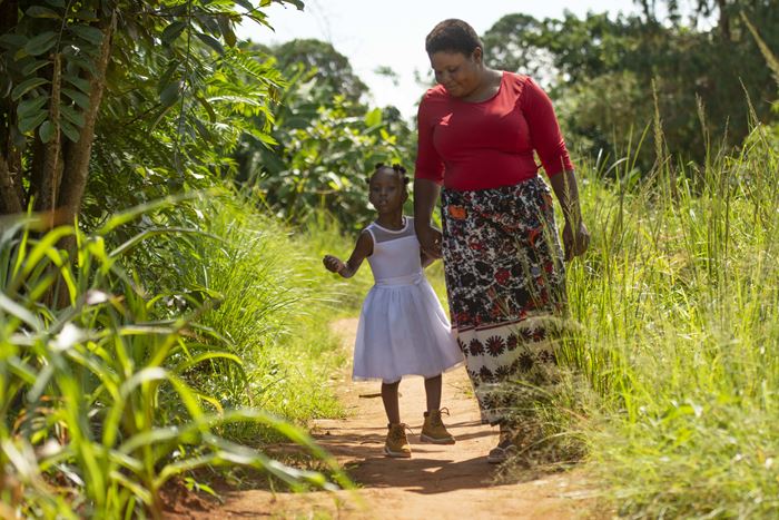 Ein Mädchen und seine Mutter aus Malawi laufen Hand in Hand. (Quelle; Christian Nusch)