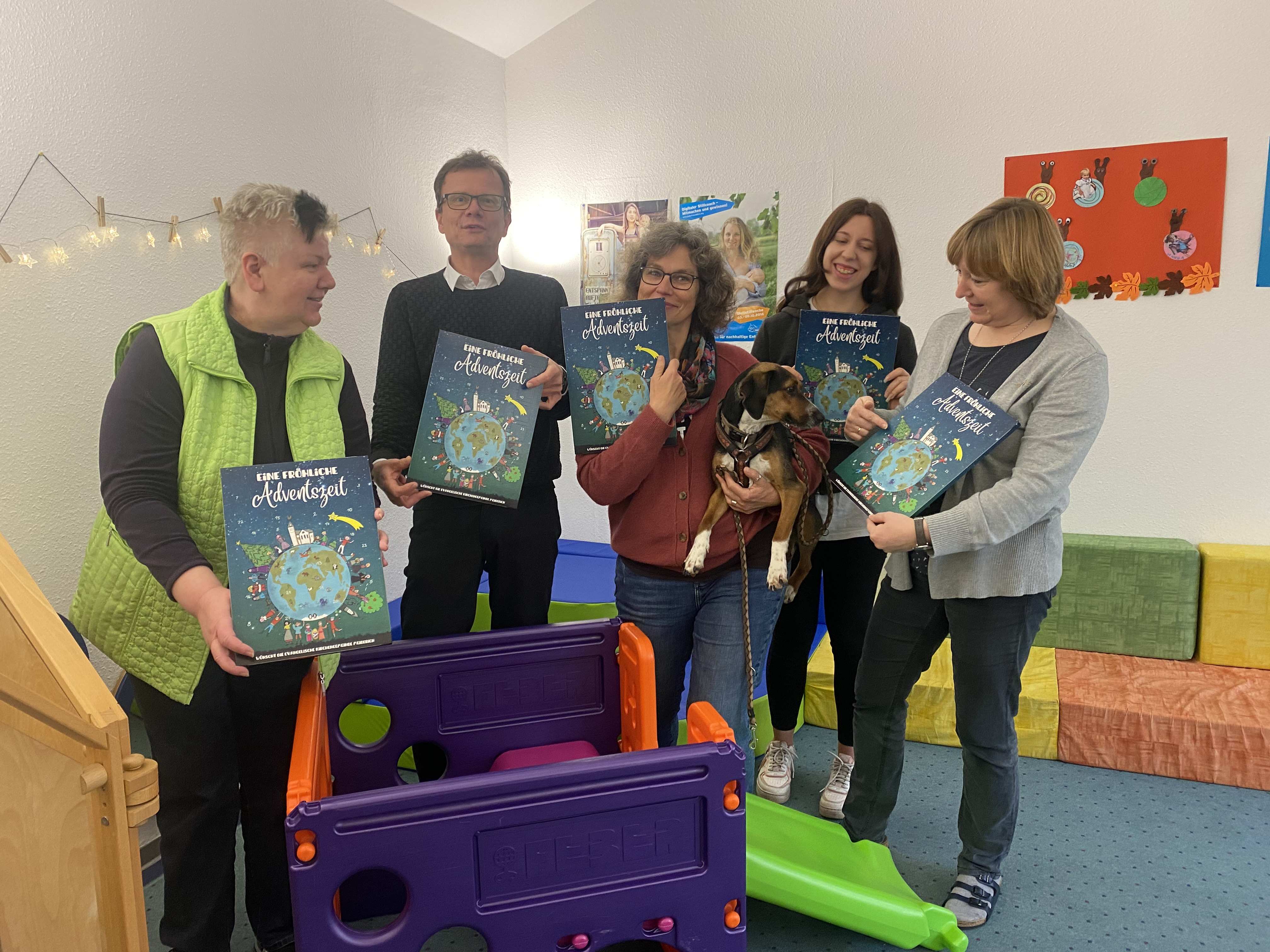 Duisburg: Die Ev. Kirchengemeinde Duisburg-Meiderich verkaufte Schokoladen-Adventskalender zugunsten der Kindernothilfe (Quelle: privat)