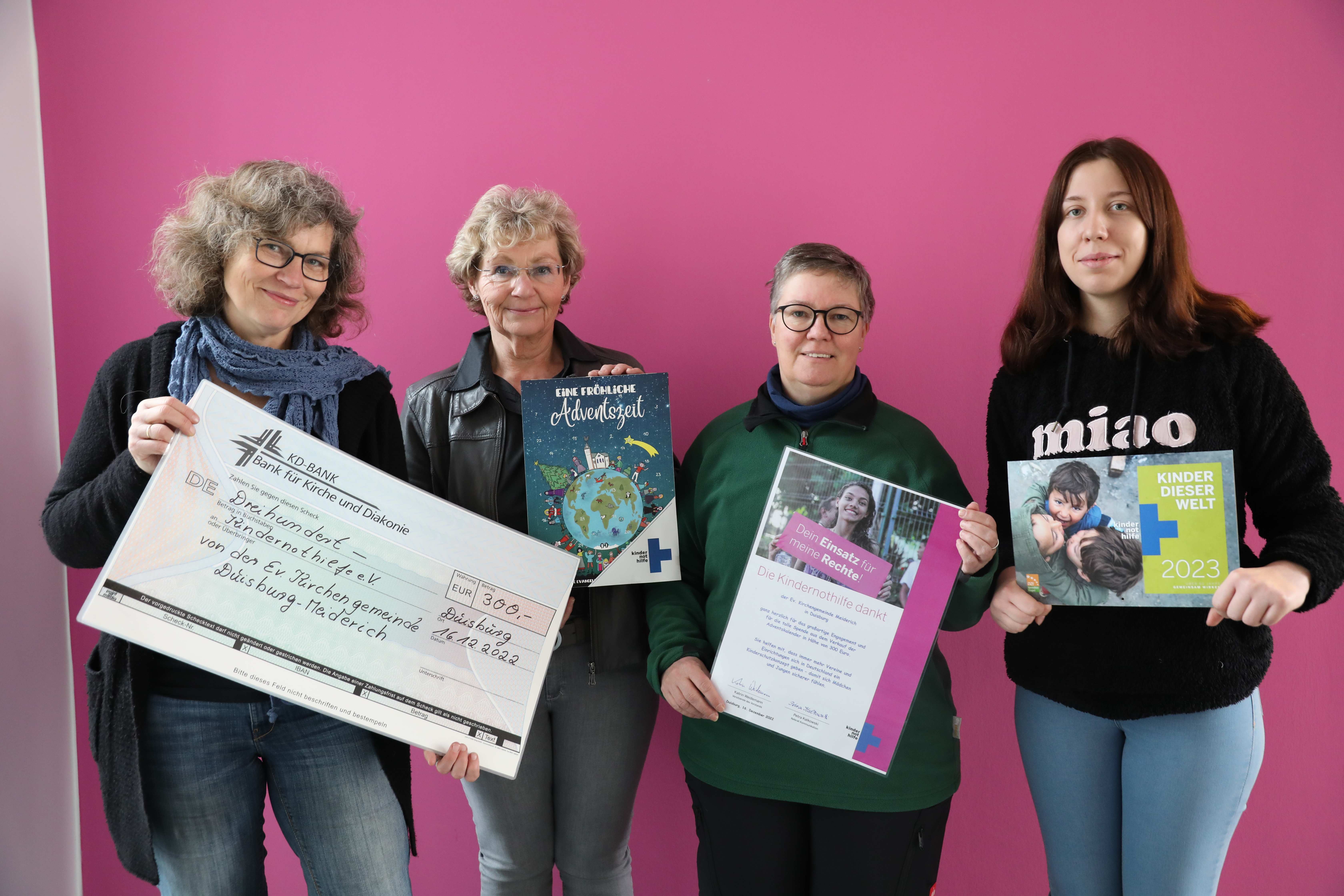 Die Gemeinde hat Schokoladen-Adventskalender verkauft und 300 Euro an die Kindernothilfe gespendet. 2. v. l.: Kindernothilfe-Mitarbeiterin mit Petra Kalkowski (Quelle: Ralf Krämer)