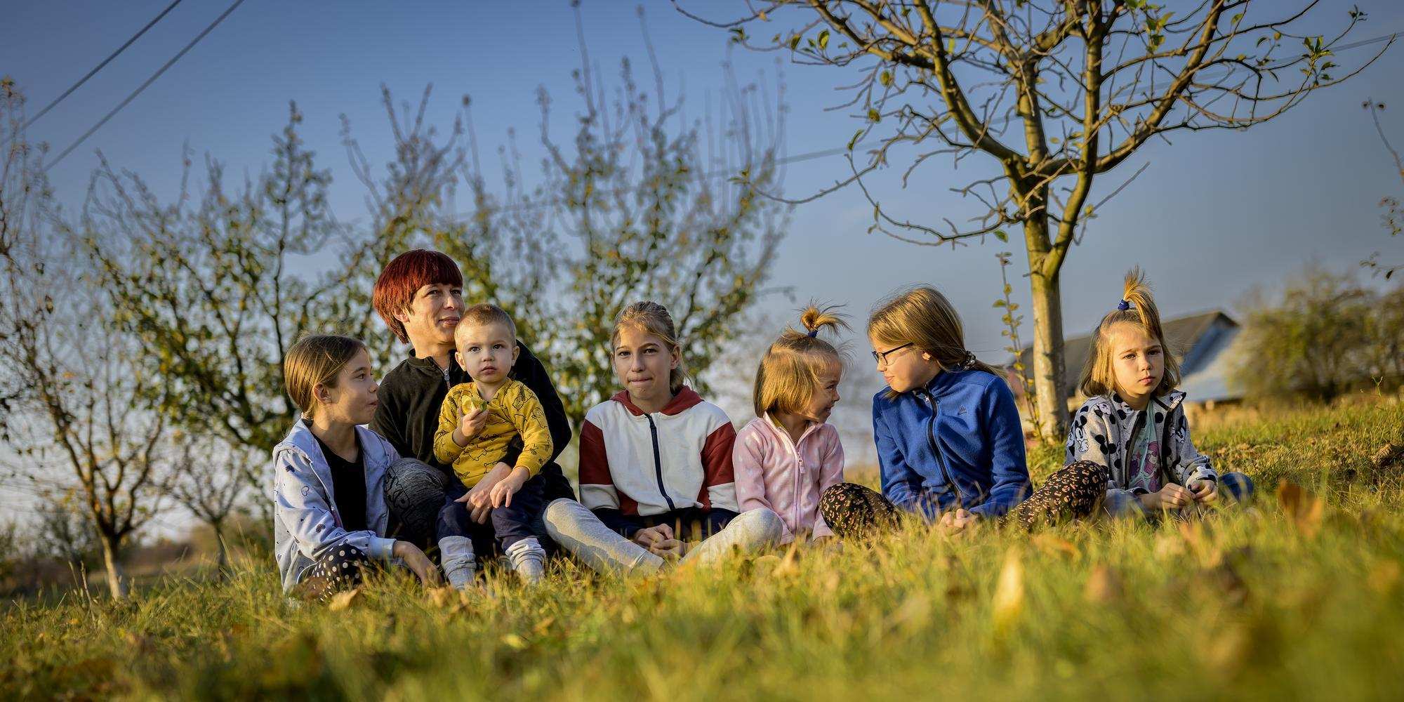 Familienfoto unterm Apfelbaum: Katerina mit ihren Töchtern, Nichten und dem kleinen Sohn. Baby Nicole schläft. Foto:Ralf Rottmann/ Funke Foto ServicesWAZ Weihnachtsspendenaktion