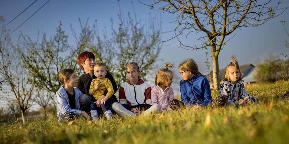 Familienfoto unterm Apfelbaum: Mutter mit ihren Töchtern, Nichten und dem kleinen Sohn. Foto:Ralf Rottmann/ Funke Foto ServicesWAZ Weihnachtsspendenaktion