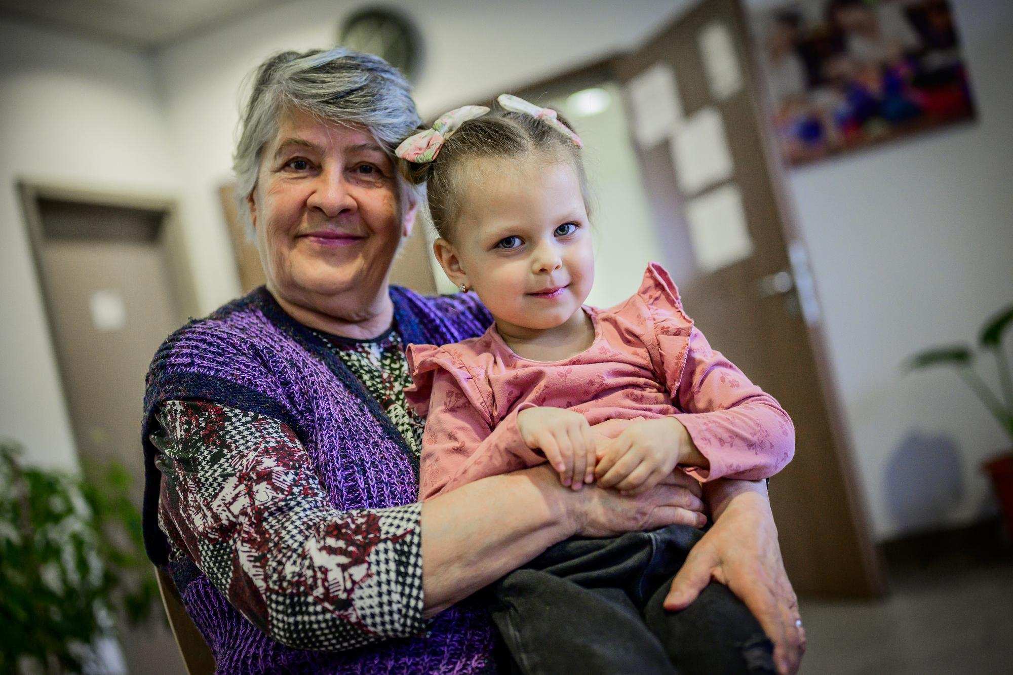 Eine Oma für Mascha und ein Enkelkind für Ludmilla: In der Casa Juda in Bukarest haben diese Beiden zueinander gefunden (Quelle: Ralf Rottmann / FUNKE Foto Services)