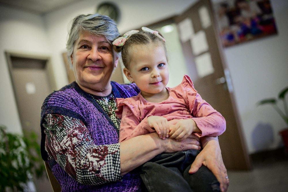 Eine Oma für Mascha und ein Enkelkind für Ludmilla: In der Casa Juda in Bukarest haben diese Beiden zueinander gefunden (Quelle: Ralf Rottmann / FUNKE Foto Services) Eine Oma für Mascha und ein Enkelkind für Ludmilla: In der Casa Juda in Bukarest haben diese Beiden zueinander gefunden (Quelle: Ralf Rottmann / FUNKE Foto Services)